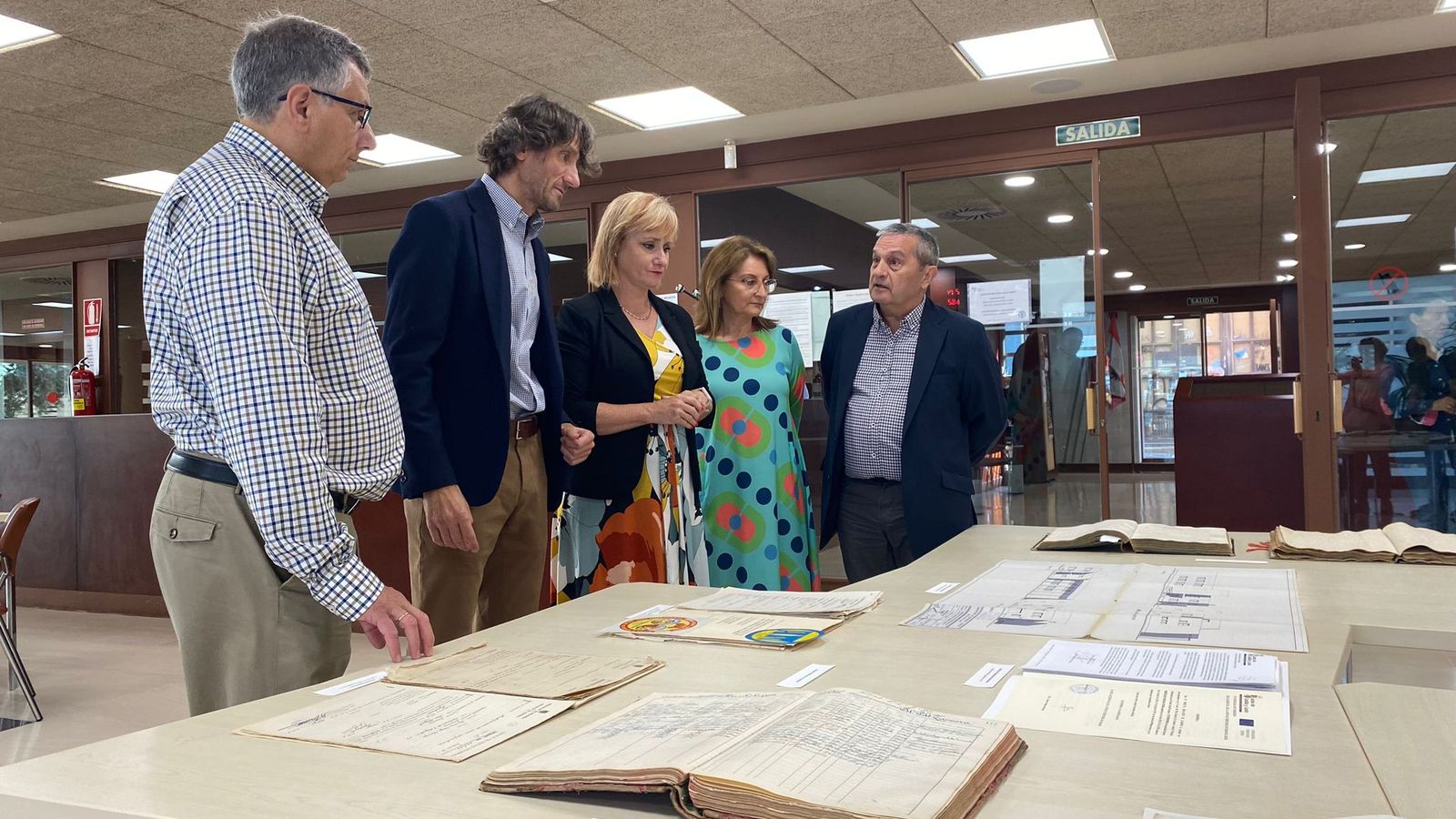 Visita de Leticia García al Archivo Provincial