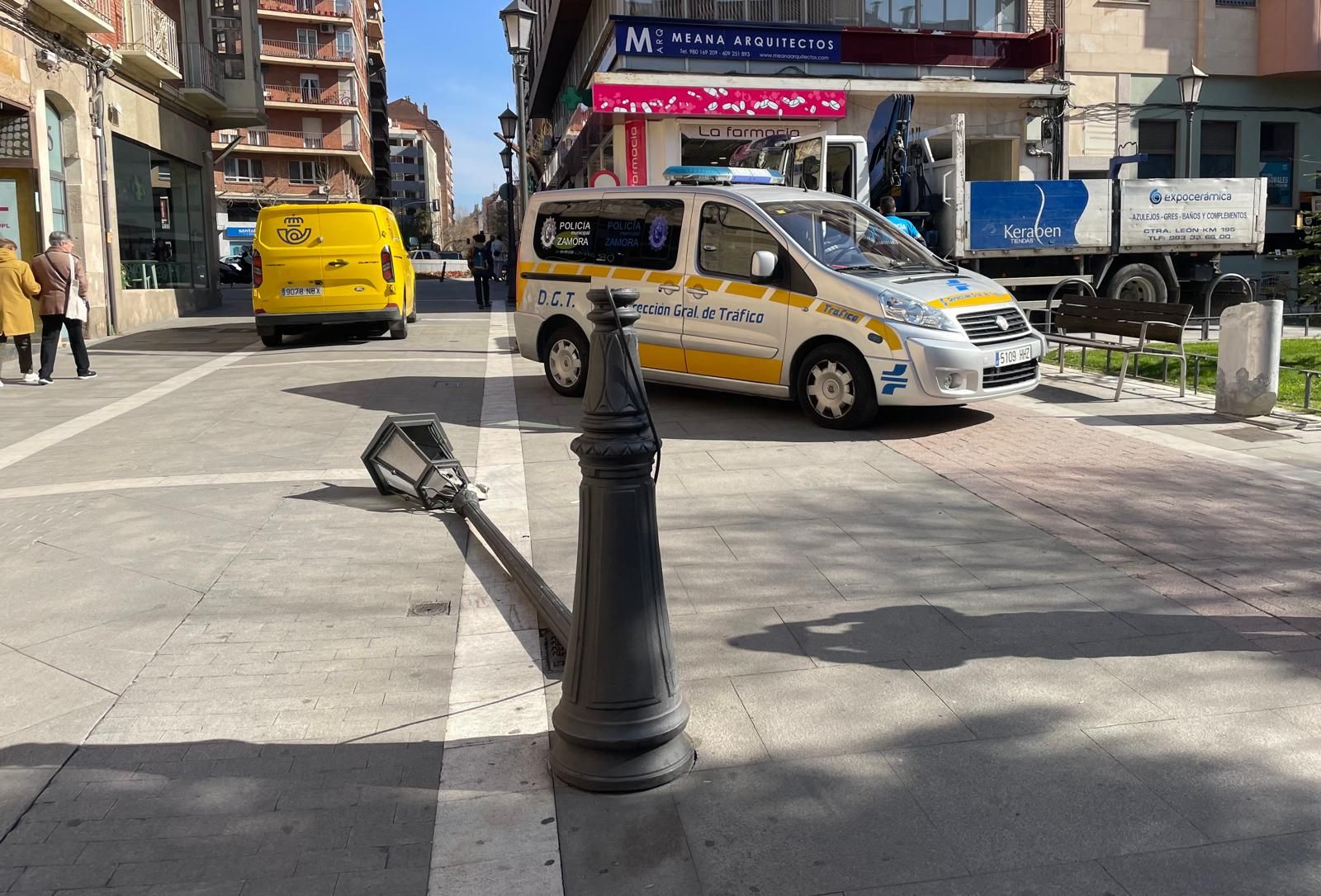 Imagen de la farola tendida en la calzada