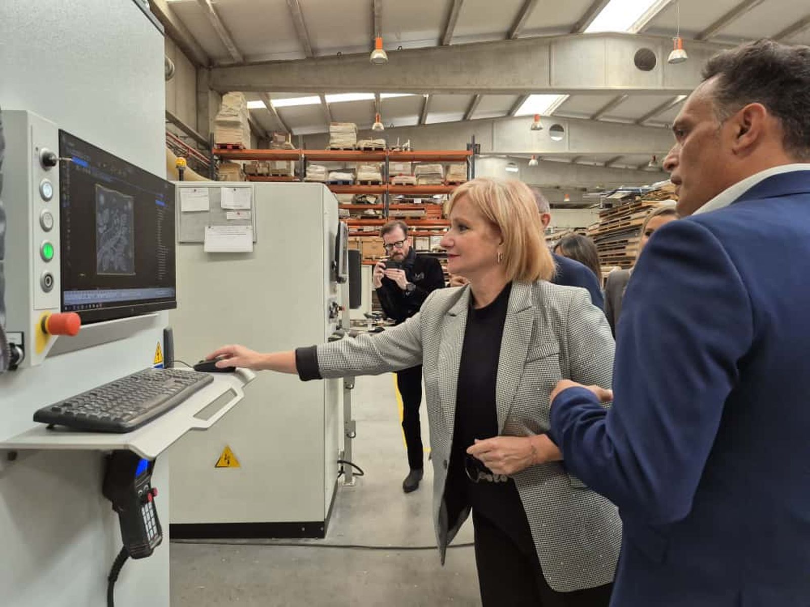 La consejera de Industria, Comercio y Empleo, Leticia García, durante la visita a una empresa
