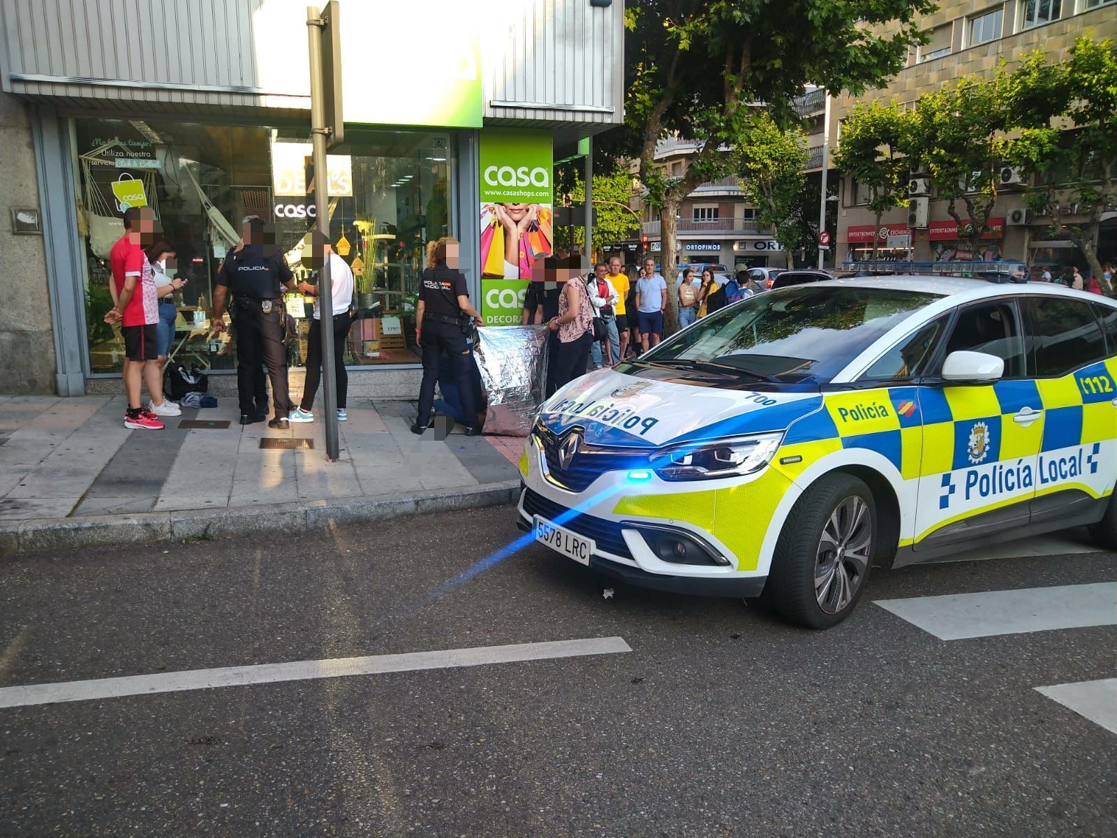 Un hombre se rocía con gasolina en la avenida Mirat
