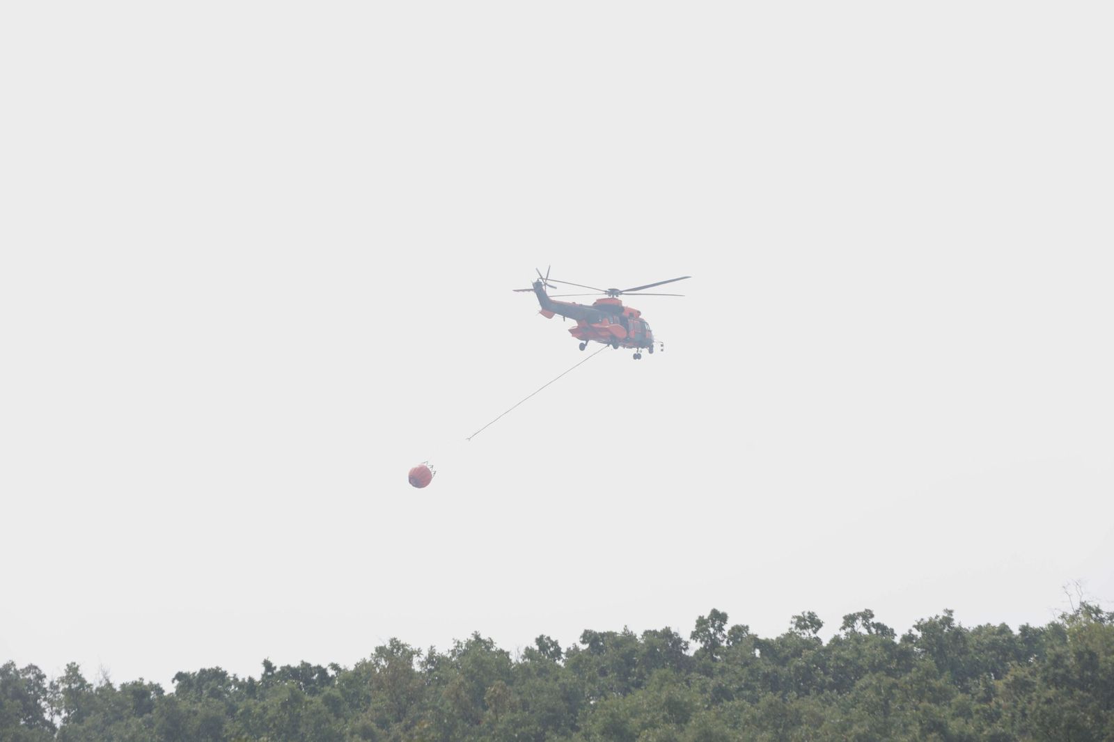El Incendio de Porto de Sanabria avanza por la sierra que rodea el lago de Sanabria mucho humo lo que dificultad la tareas de los medios aéreos de extinción