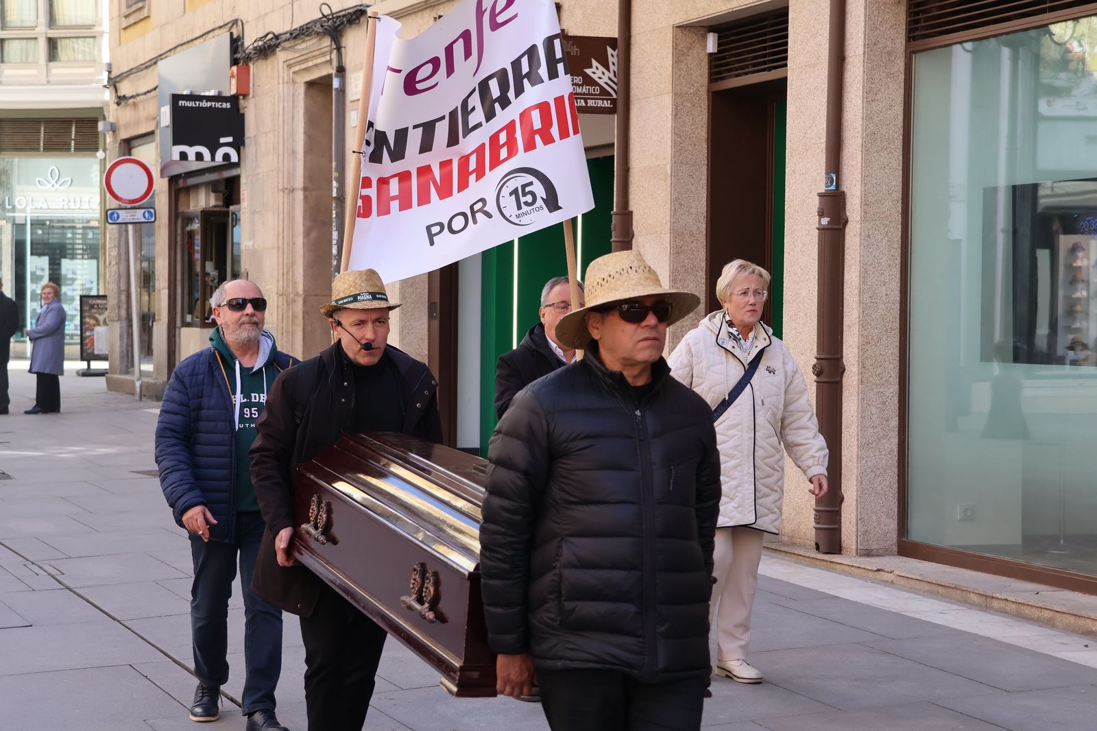 La simbólica reivindicación 'Renfe entierra Sanabria' llega al centro de Zamora