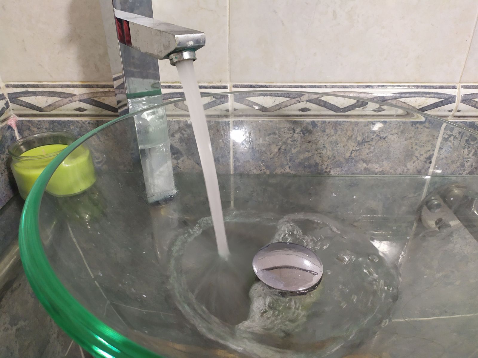 Agua del grifo. Foto de archivo