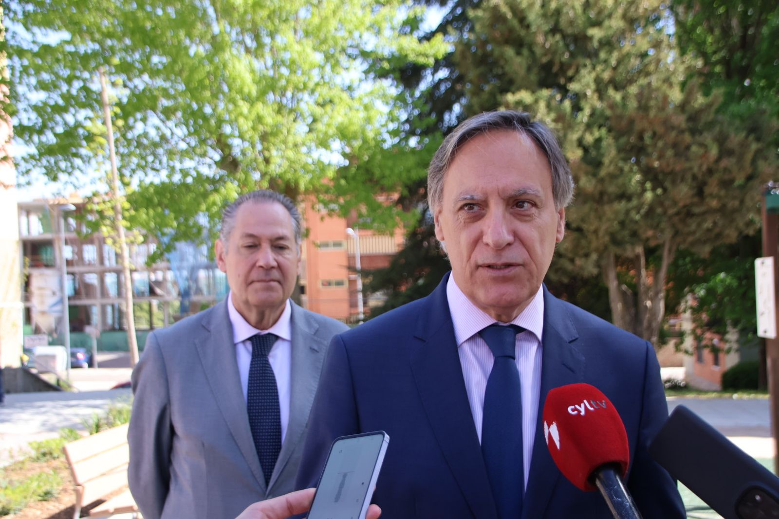 El alcalde de Salamanca, Carlos García Carbayo, visita las obras de urbanización de la plaza de Santa Cecilia del barrio de San José