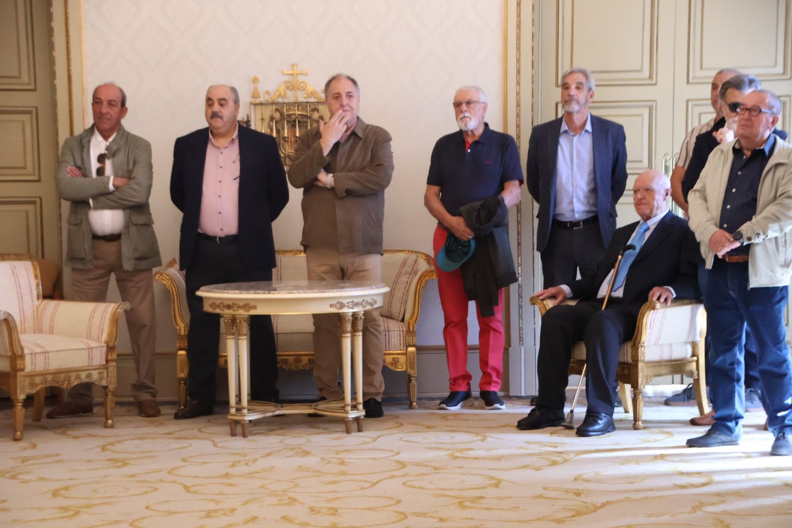 El alcalde de Salamanca, Carlos García Carbayo, recibe miembros y antiguos  miembros de la Escolta de Gran Gala de la Policía Local