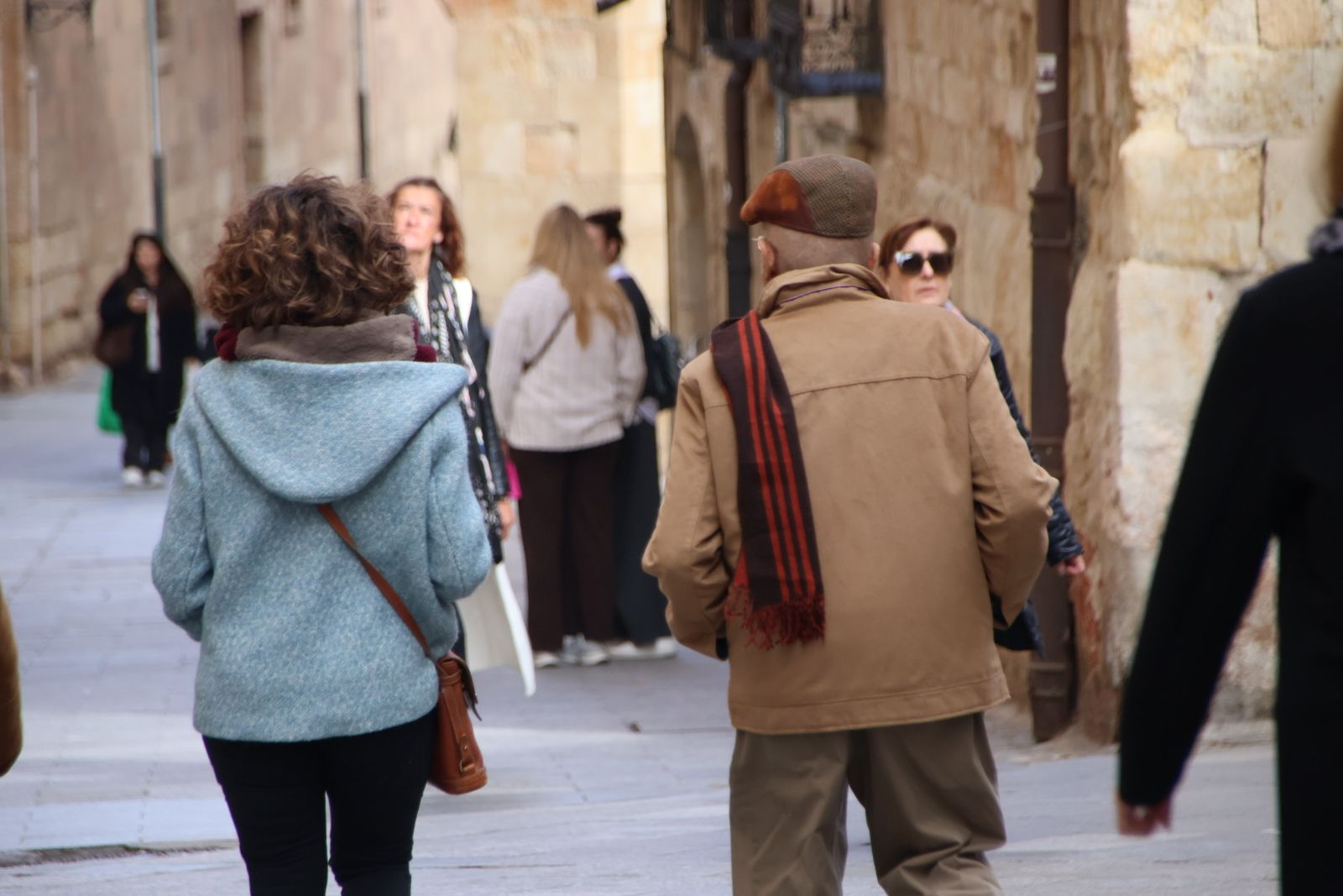 Gente paseando por las calles de Salamanca