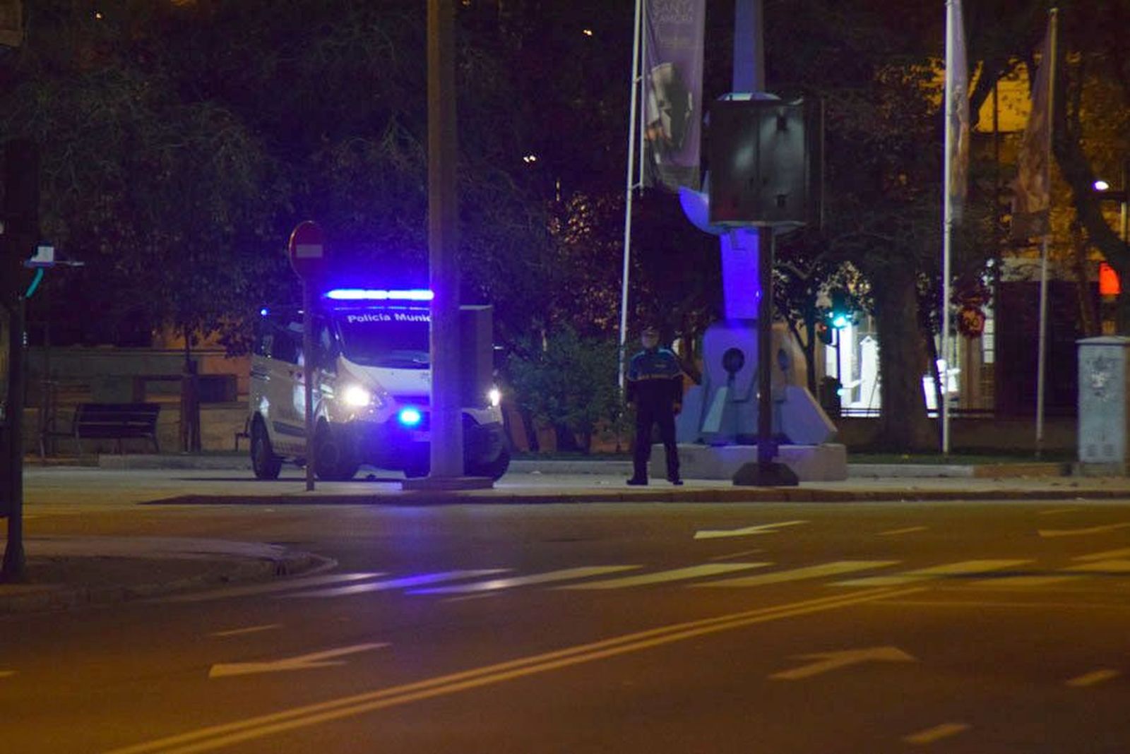 La Policía Local patrullando durante el toque queda