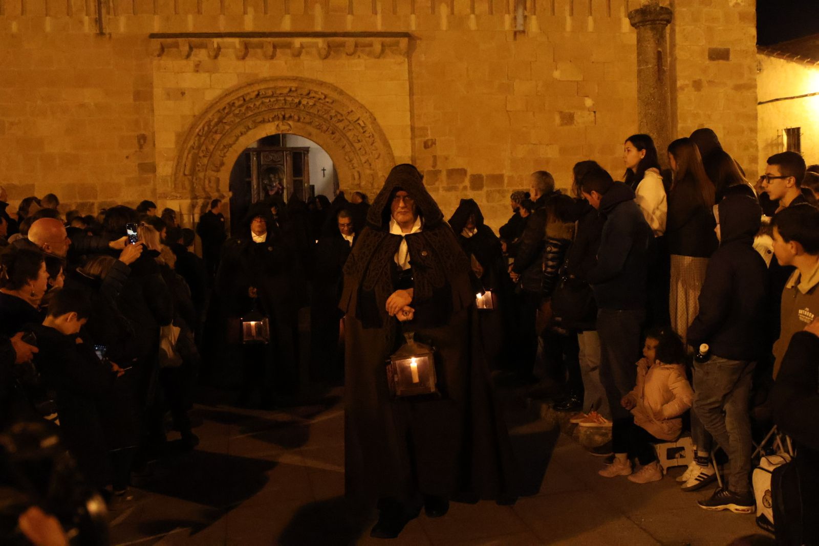 GALERÍA | Revive en imágenes la procesión de las Capas Pardas