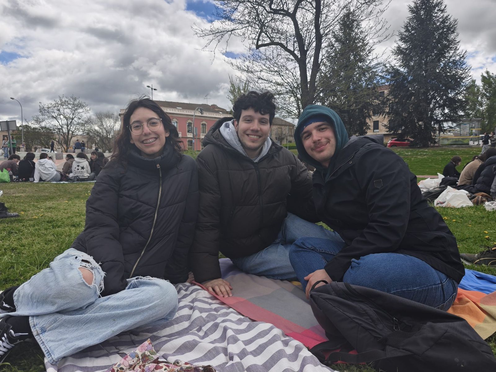 Un multitudinario Lunes de Aguas en Salamanca llena la ribera del Tormes