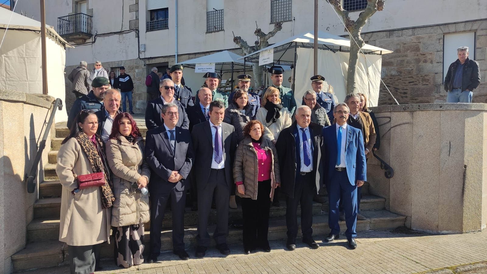 El buen tiempo hace disfrutar en La Fregeneda la fiesta del Almendro. Guardia Civil de Salamanca