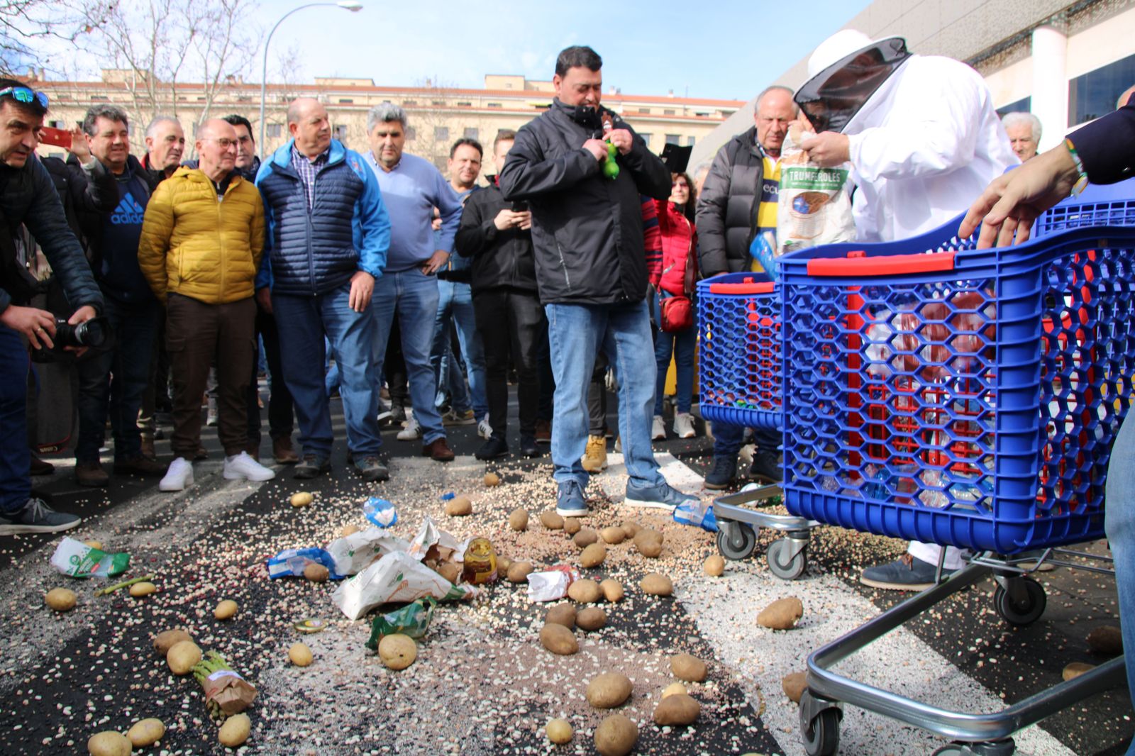 Concentración profesionales del campo en el Carrefour (15)