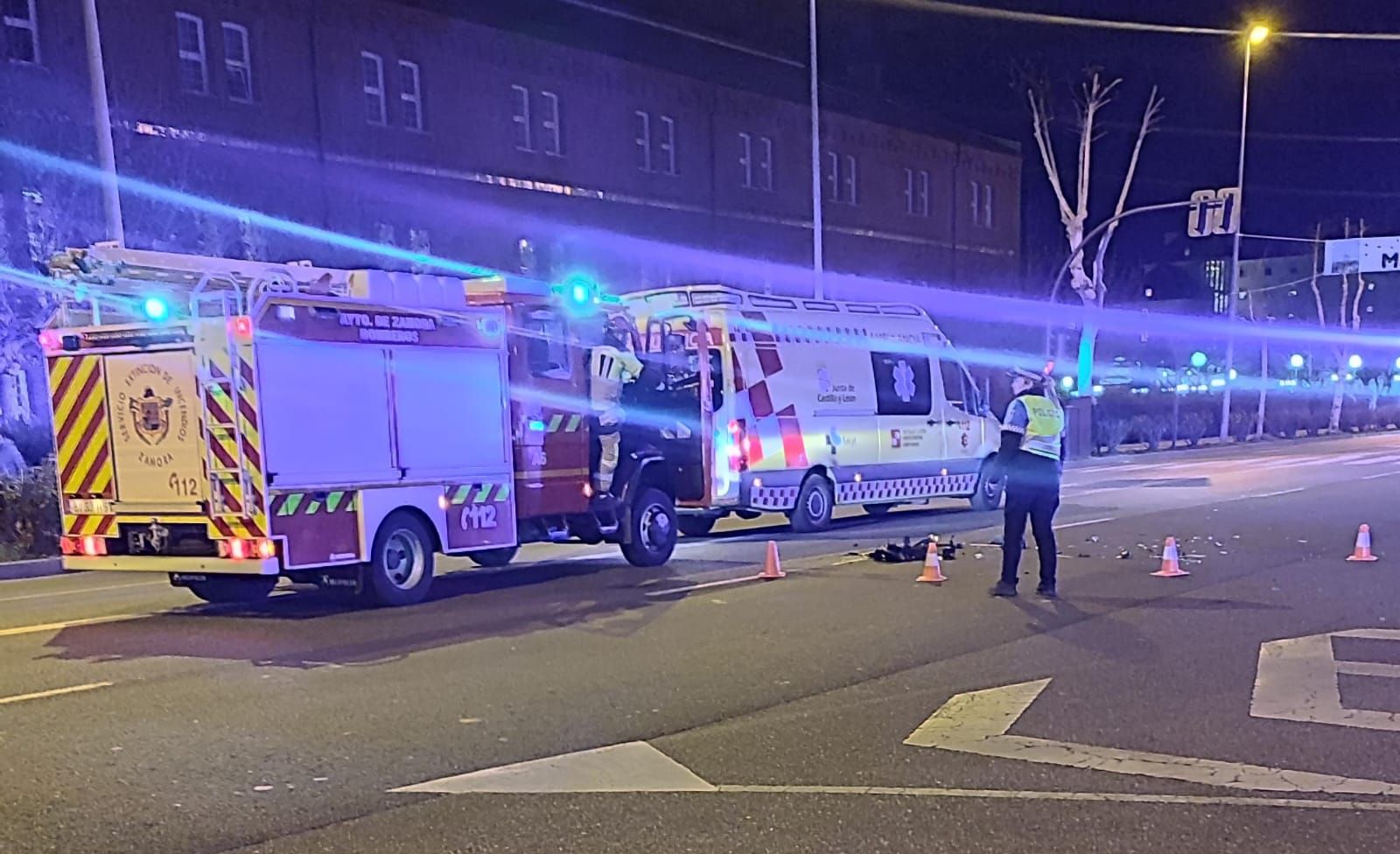 Los bomberos acuden al accidente frente a la comisaría de la Policía Nacional
