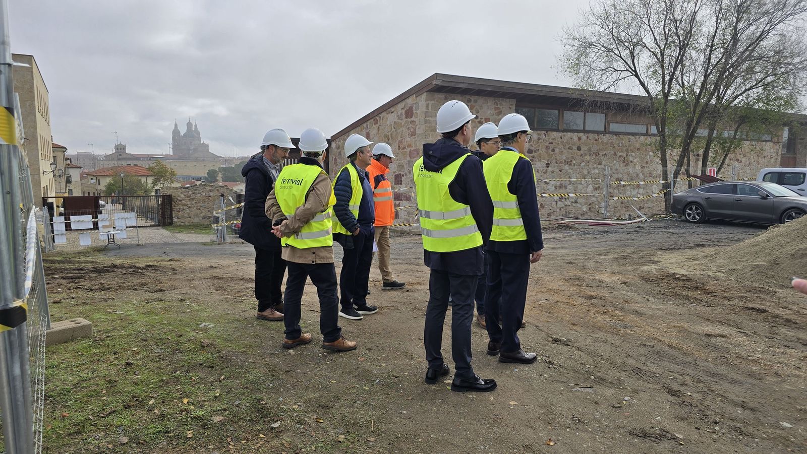 El alcalde de Salamanca, Carlos García Carbayo, informa de los hallazgos y las actuaciones que se están realizando en el Cerro de San Vicente