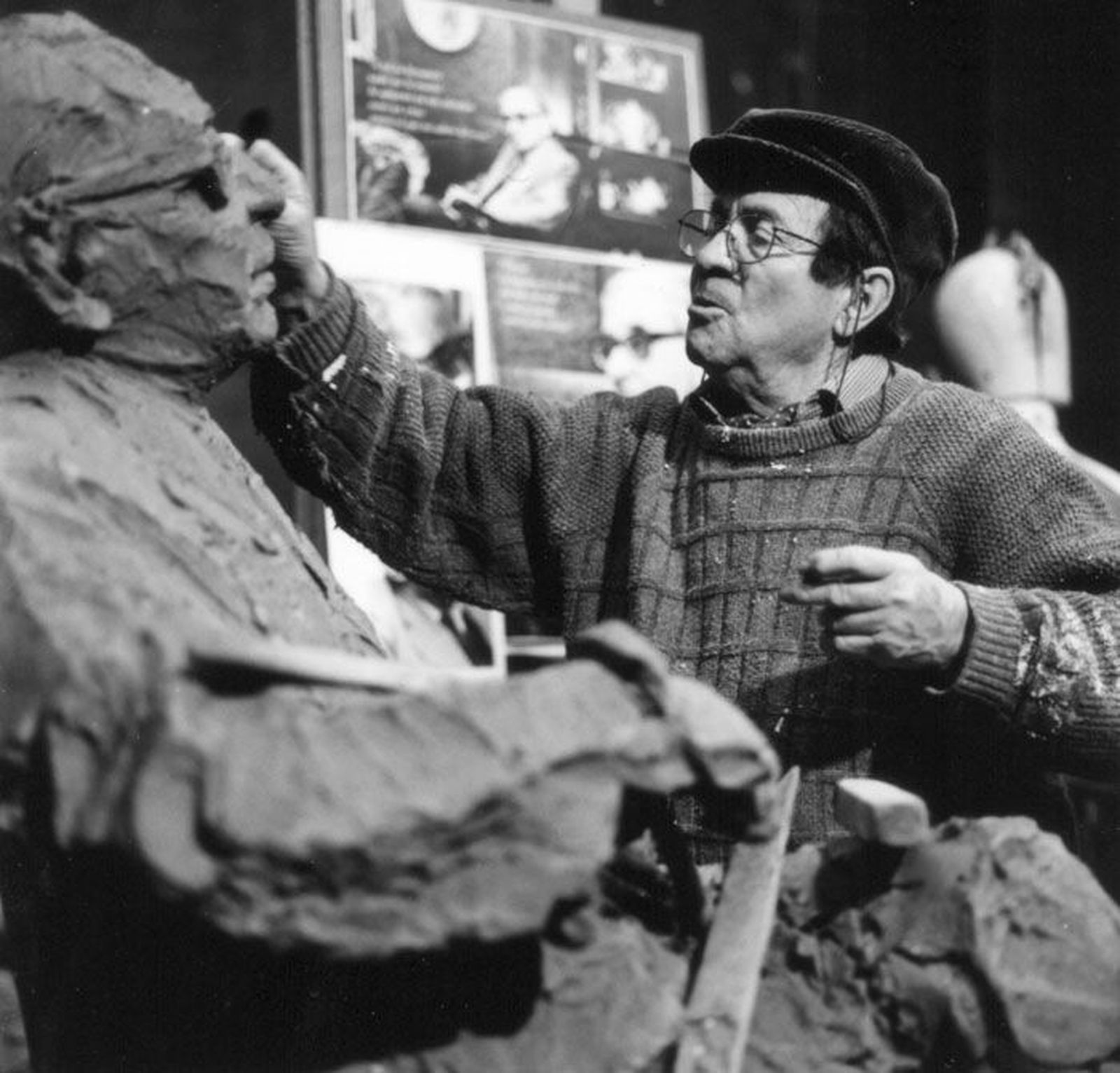 Fernando Mayoral modelando la escultura de Torrente Ballester. Foto: www.fernandomayoral.com