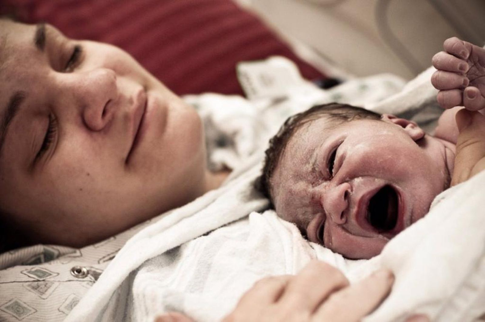 Una madre junto a su bebé recién nacido | InfoSalus