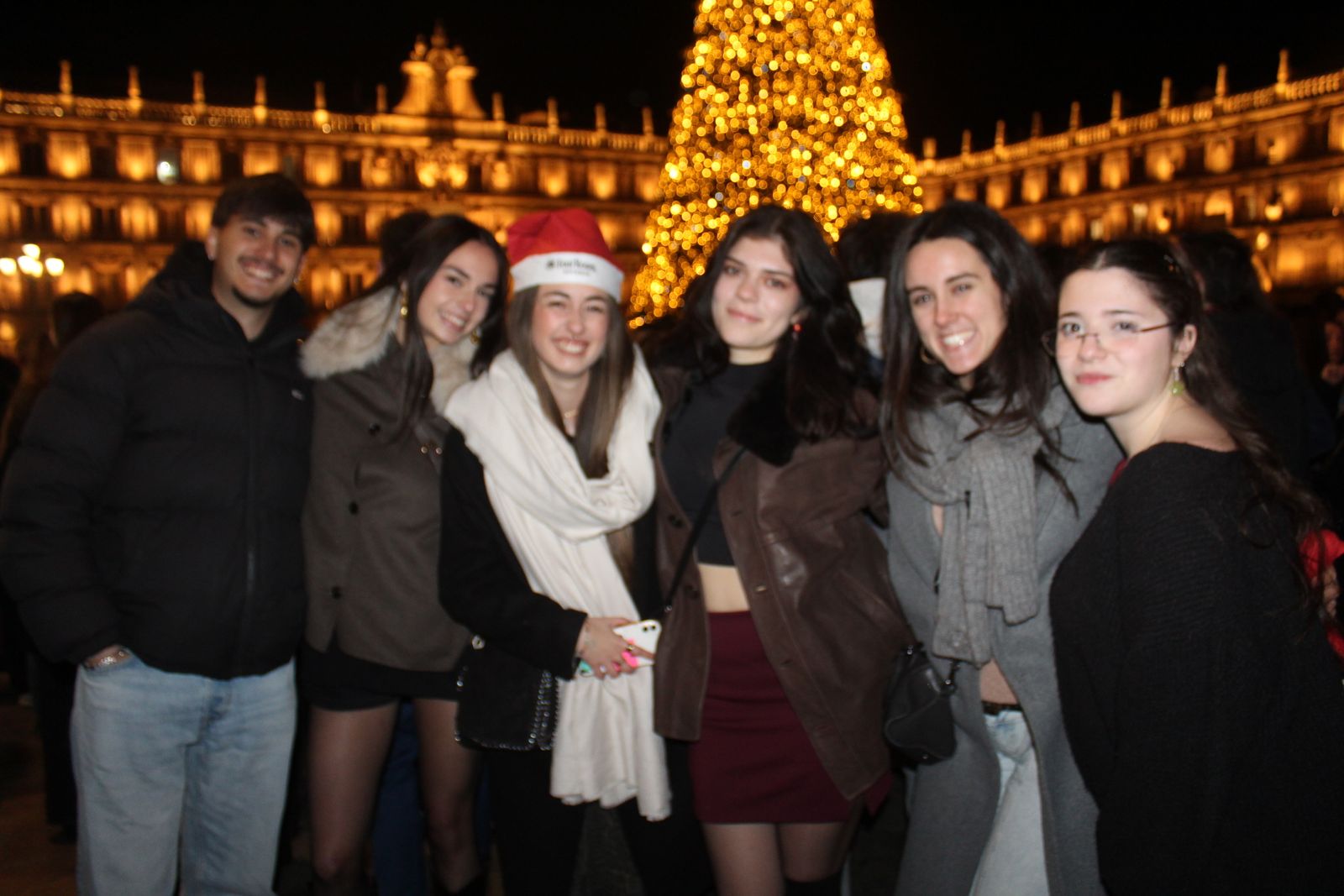 Miles de personas disfrutan de las campanadas y la fiesta del Fin de Año Universitario