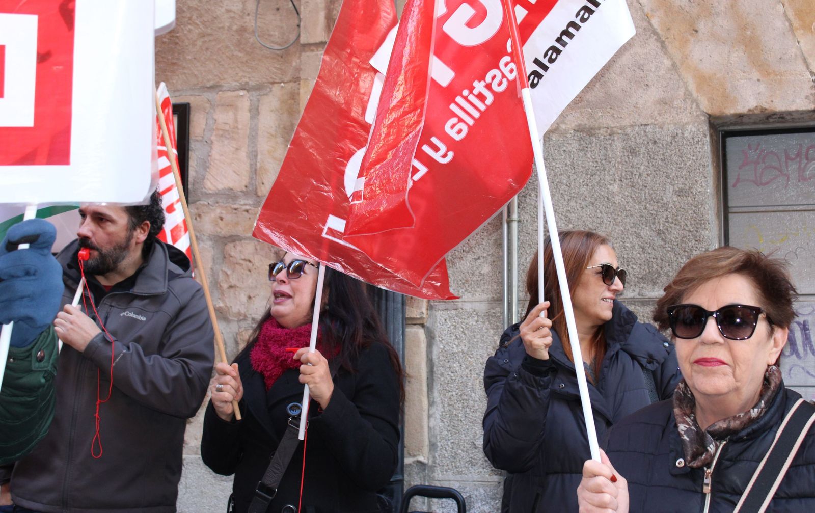 Los sindicatos se movilizan por tercera semana consecutiva para exigir un "salario digno" frente a la Diputación
