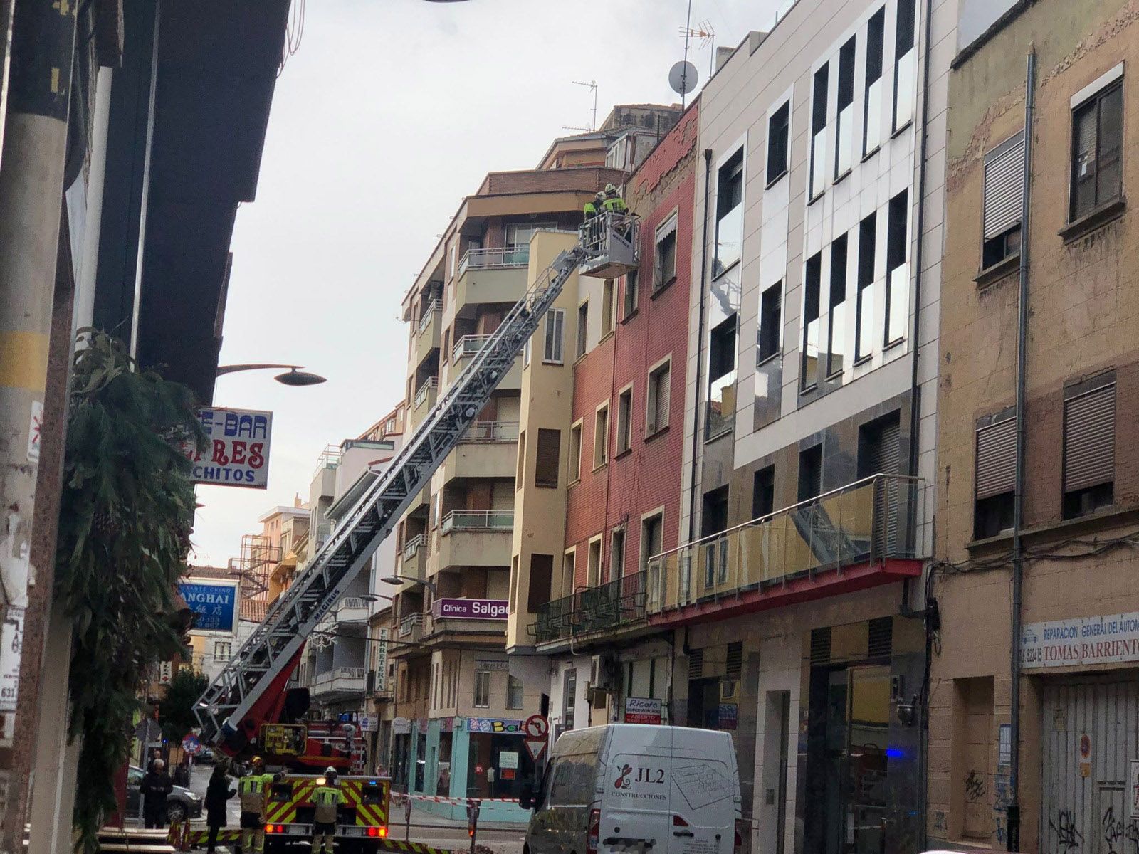 Bomberos en la calle Santa Teresa