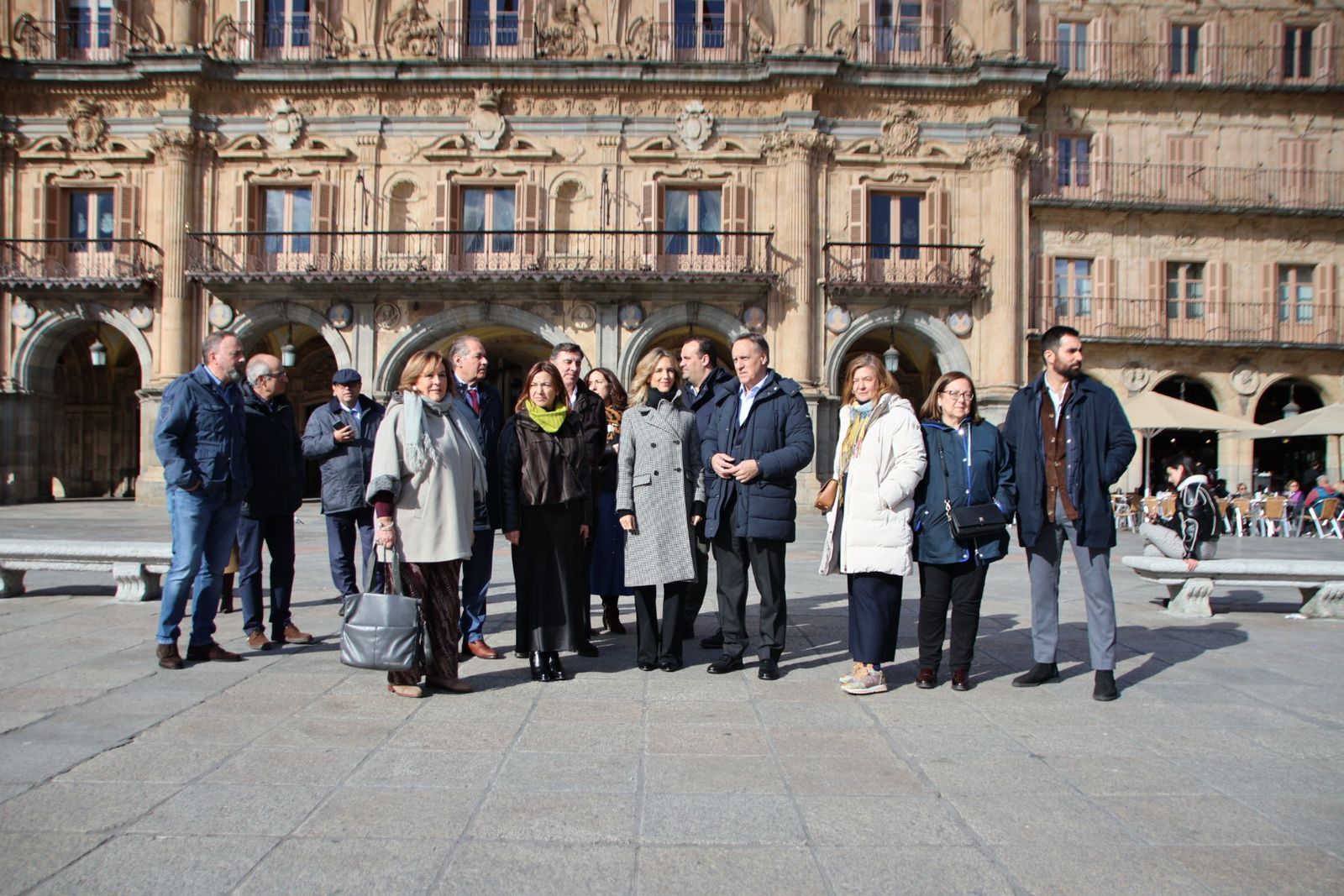 Cayetana Álvarez de Toledo y Carlos García Carbayo, dan un paseo electoral por la Plaza Mayor