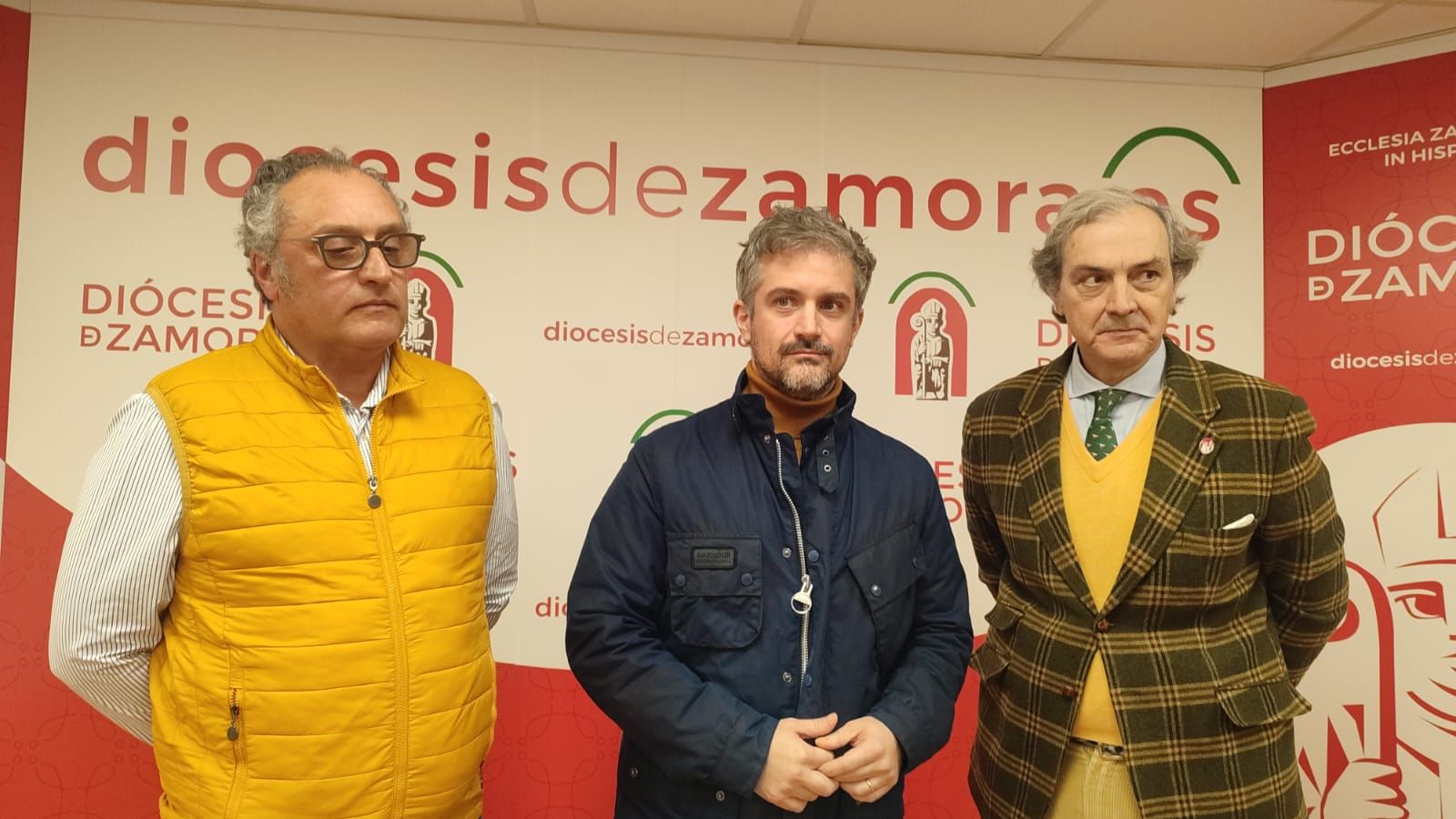 El nuevo presidente y los dos consejeros de la Junta Pro Semana Santa