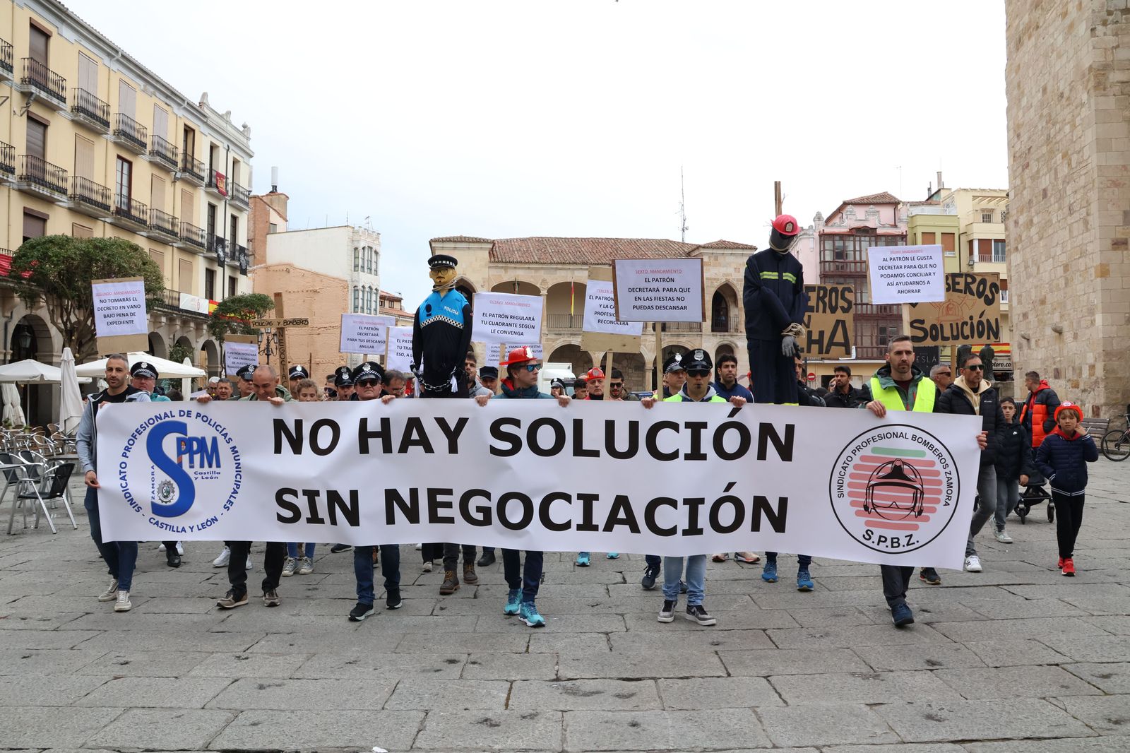 Manifestación de los bomberos y la Policía Municipal Fotos: María Lorenzo