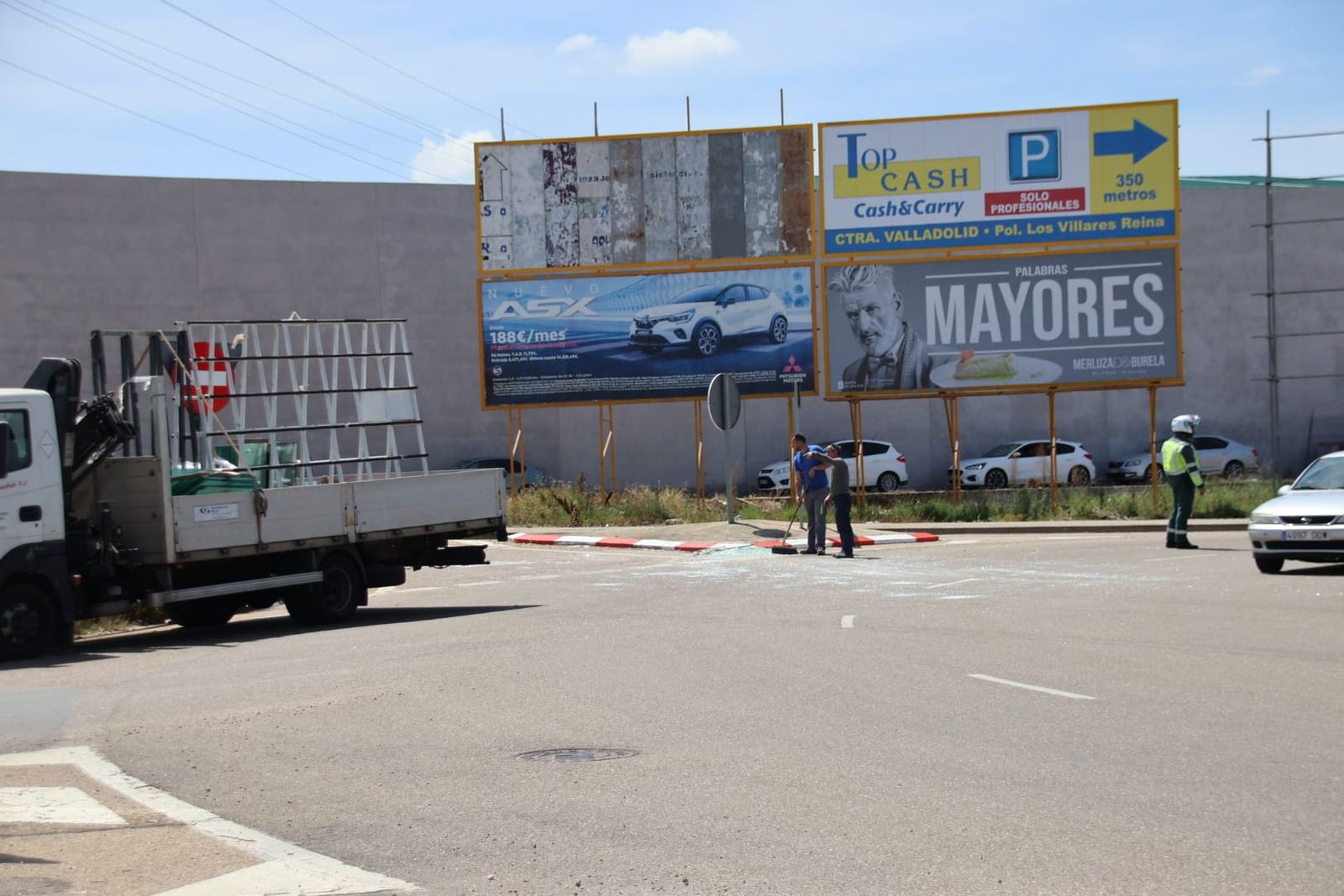 un-camion-pierde-la-carga-de-cristales-en-el-poligono-de-los-villares-fotos-andrea-m-4