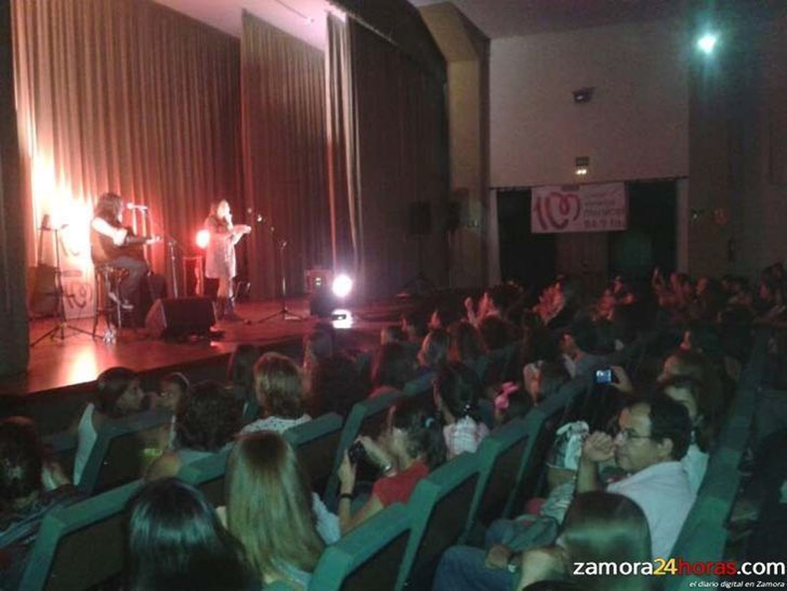 Paula Rojo cautiva al público zamorano con historias autobiográficas compuestas y cantadas desde el alma