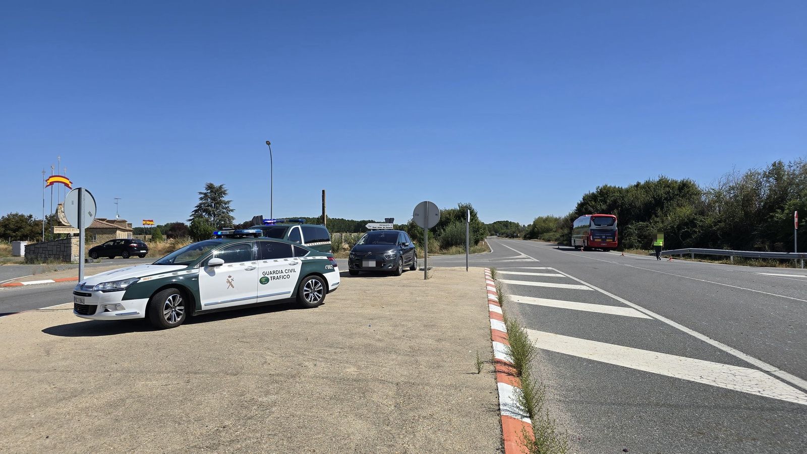 Colisión de un coche y un bus de Avanza en Machacón