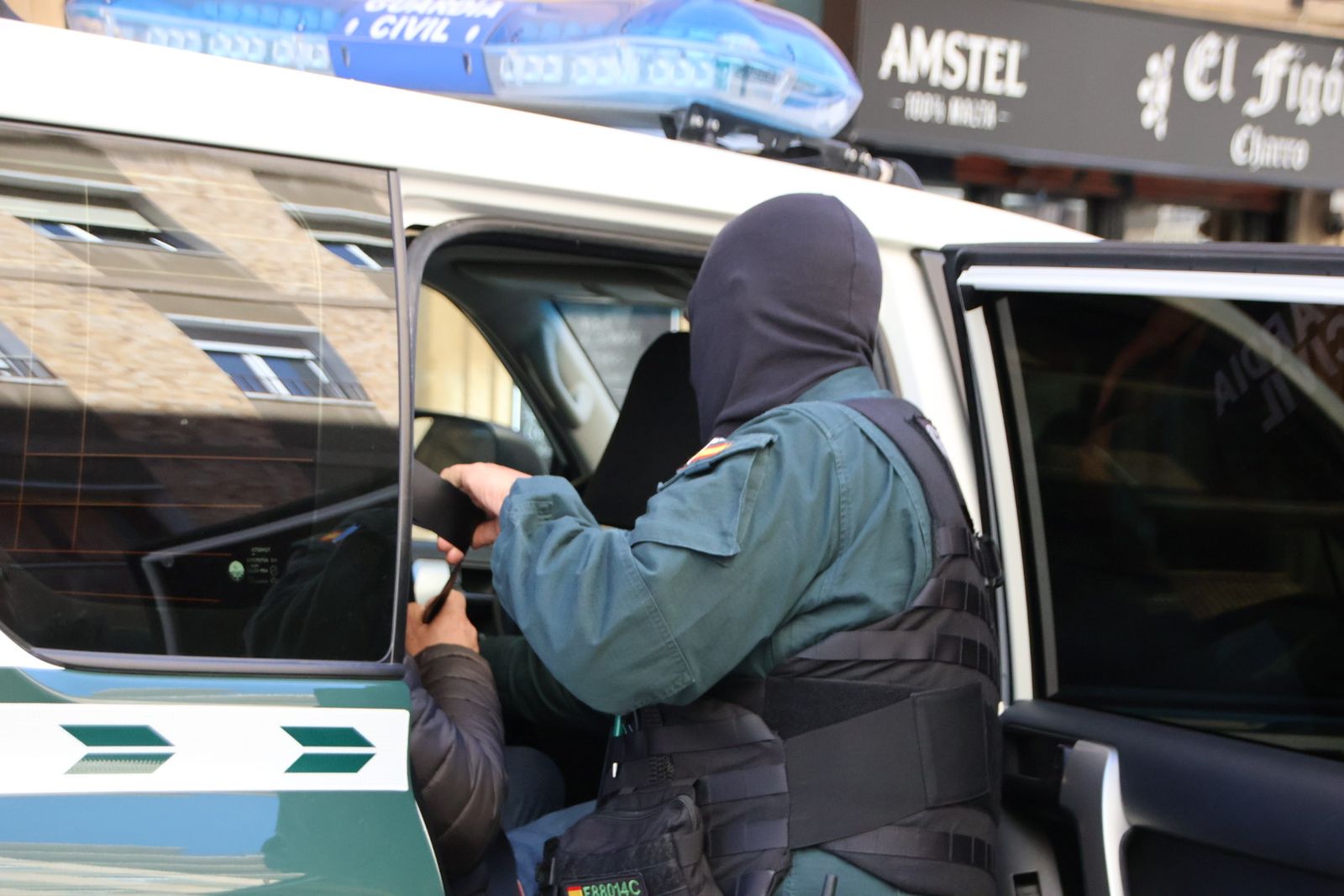 Detención del exalcalde de Trabanca en una redada de la Guardia Civil en la calle Alfonso de Castro