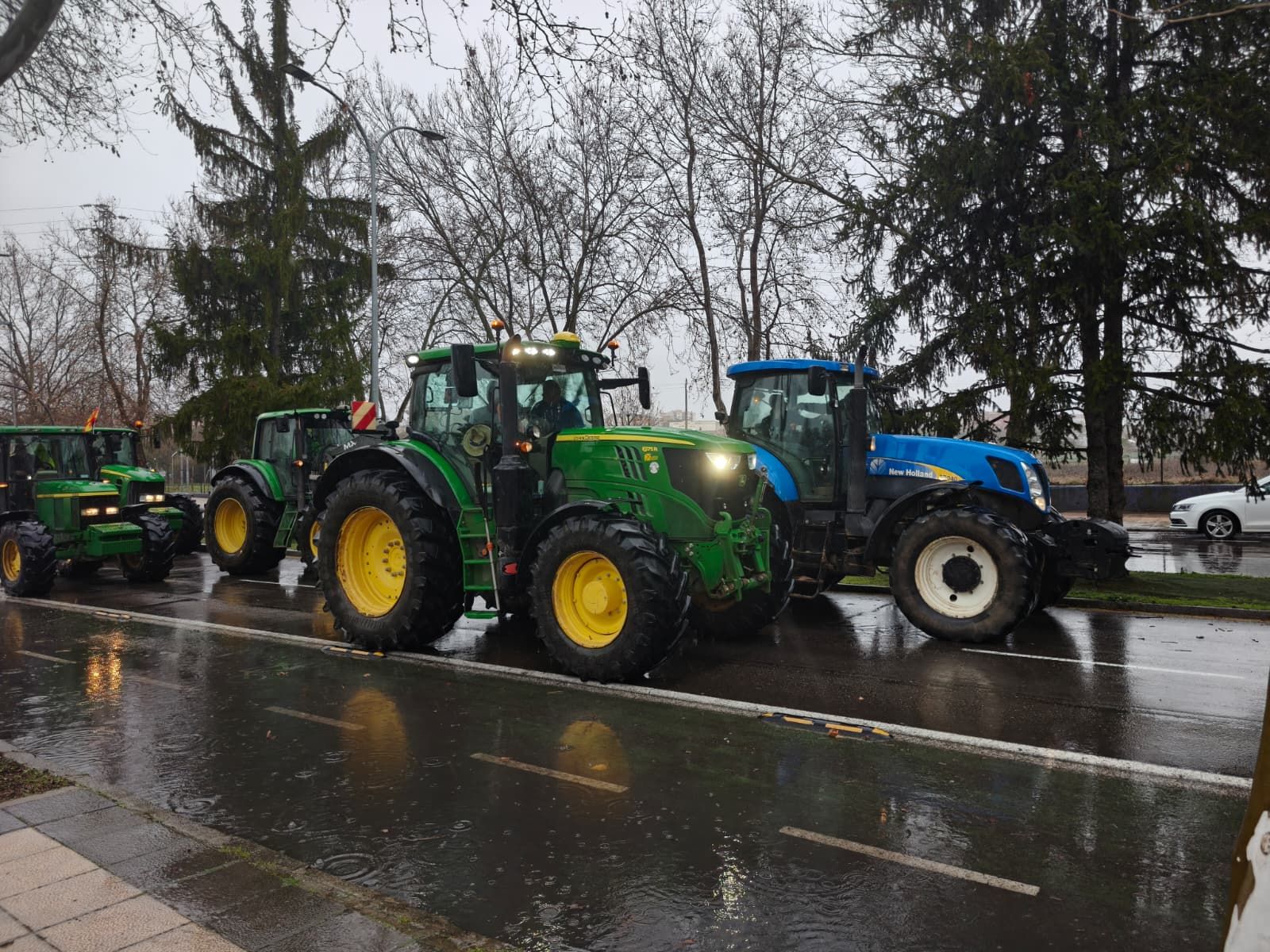 En imágenes la marcha con tractores y vehículos de campo en Salamanca en protesta contra Mercosur