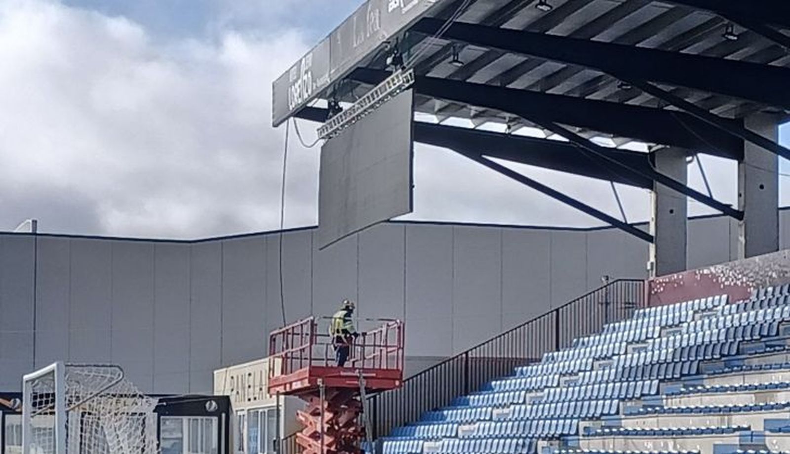 Trabajos de fijación de los videomarcadores en el Reina Sofía