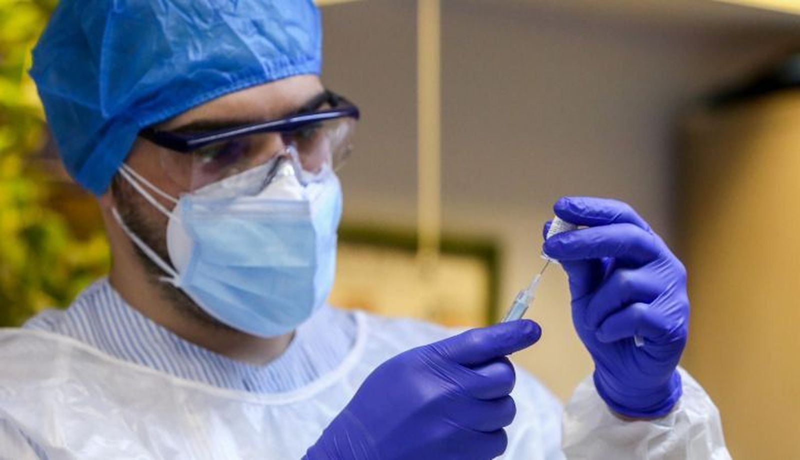 Un sanitario inyecta la vacuna durante el primer dia de vacunacion contra la covid 19 en espana en la residencia de mayores vallecas perteneciente a la agencia madrilena de atencion social amas 1 728x