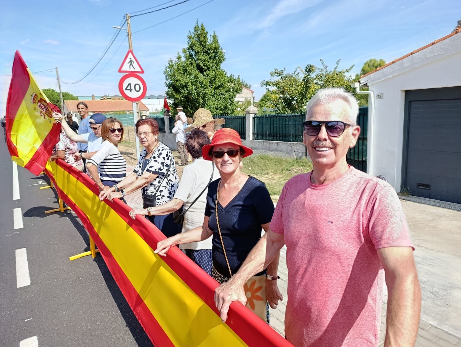 Vuelta ciclista a su paso por La Vellés  (1).jpeg