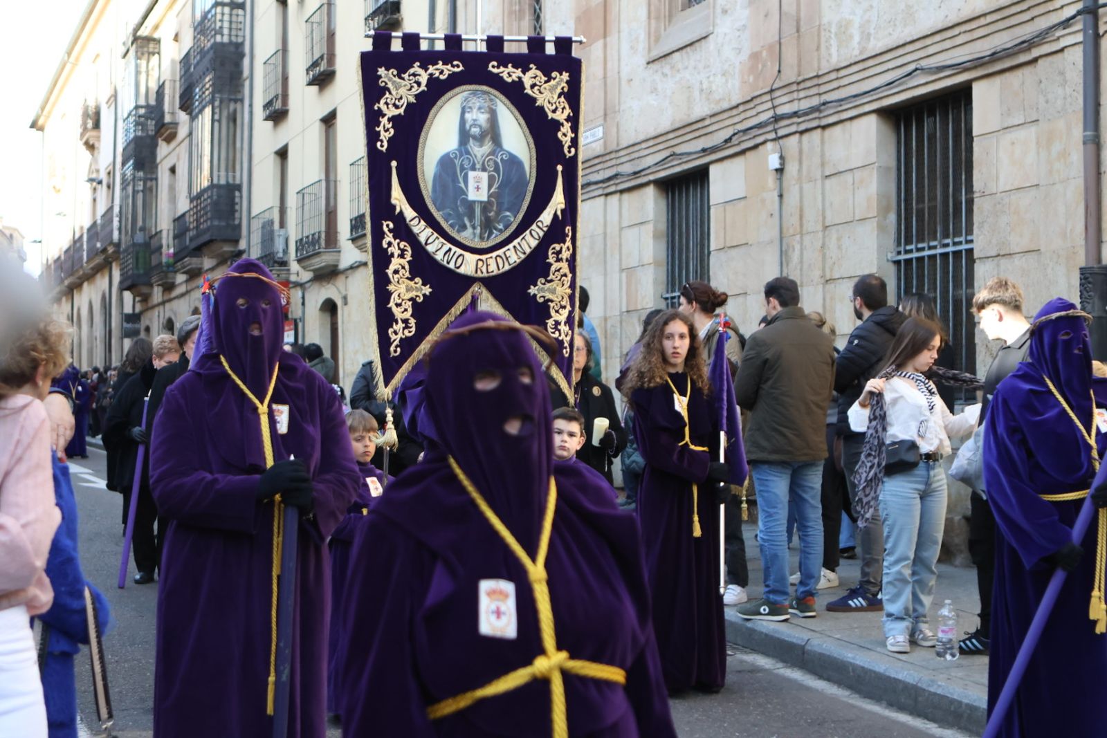 Jesús Rescatado procesiona en Salamanca con su nueva túnica y la atenta mirada de cientos de fieles