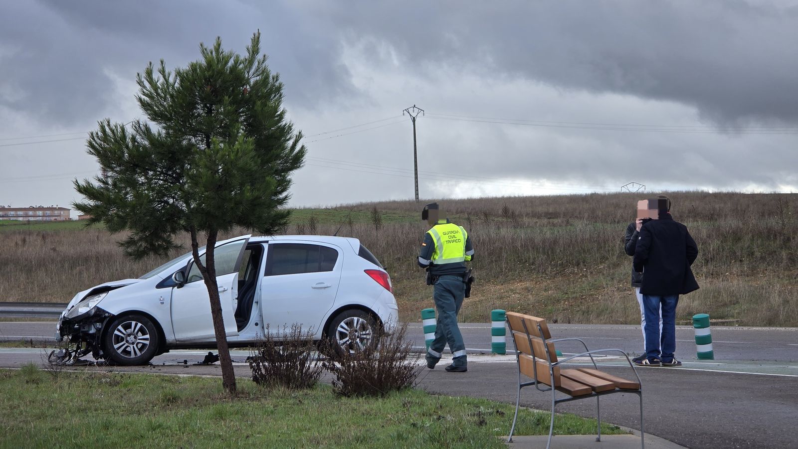 guardia-civil-y-bomberos-en-un-accidente-en-la-rotonda-del-helmantico-fotos-andrea-m-6