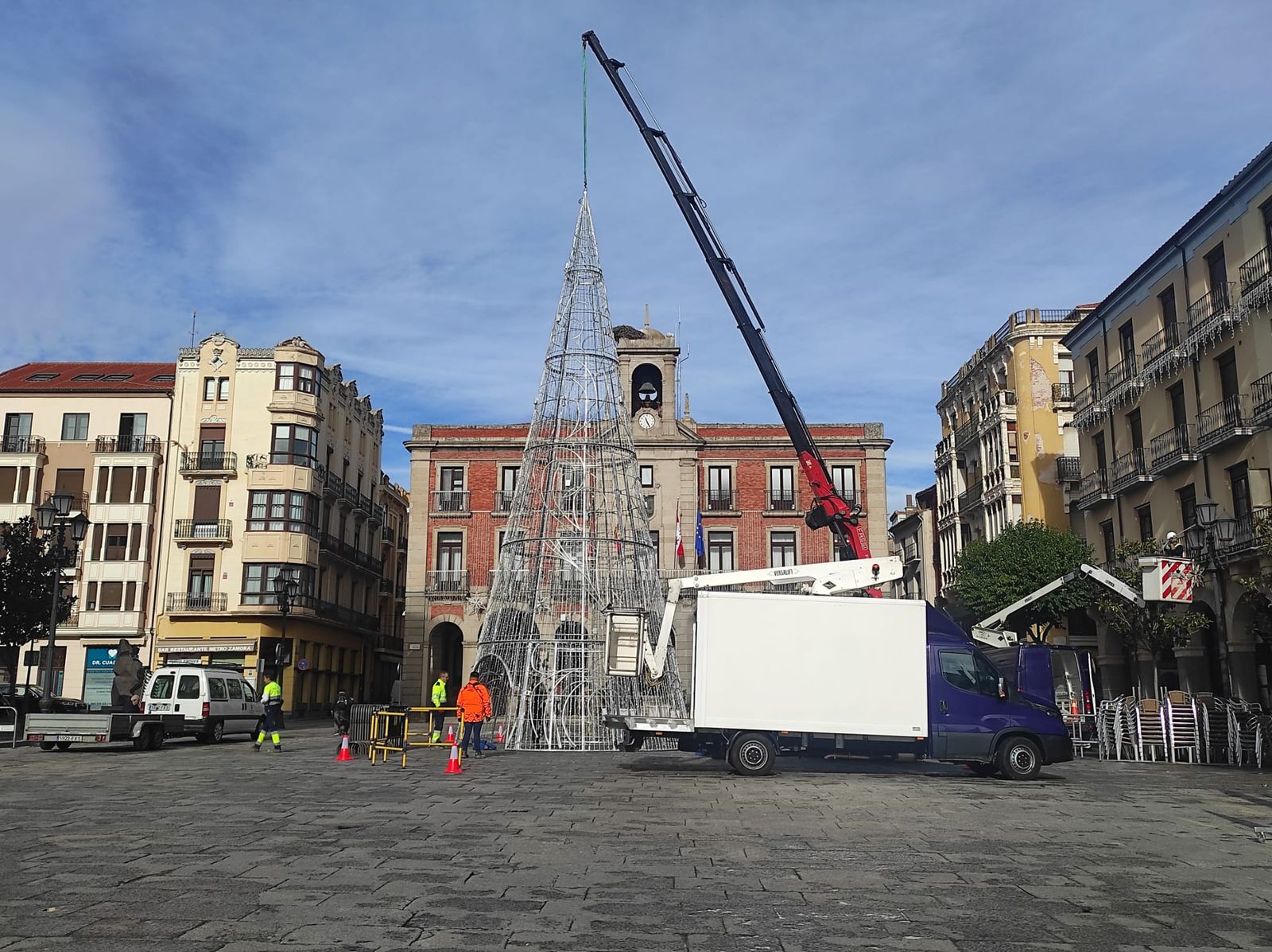 Montaje del árbol de Navidad en la Plaza Mayor