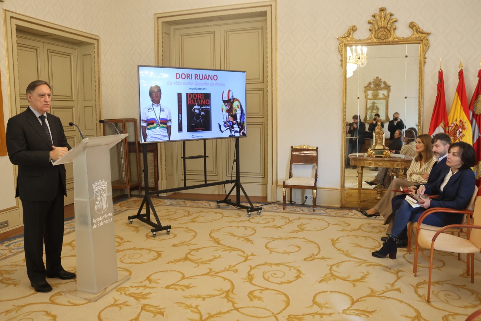 El alcalde de Salamanca, Carlos García Carbayo, y la exciclista Dori Ruano presentan el libro 'Dori Ruano, la vida como deporte de fondo'