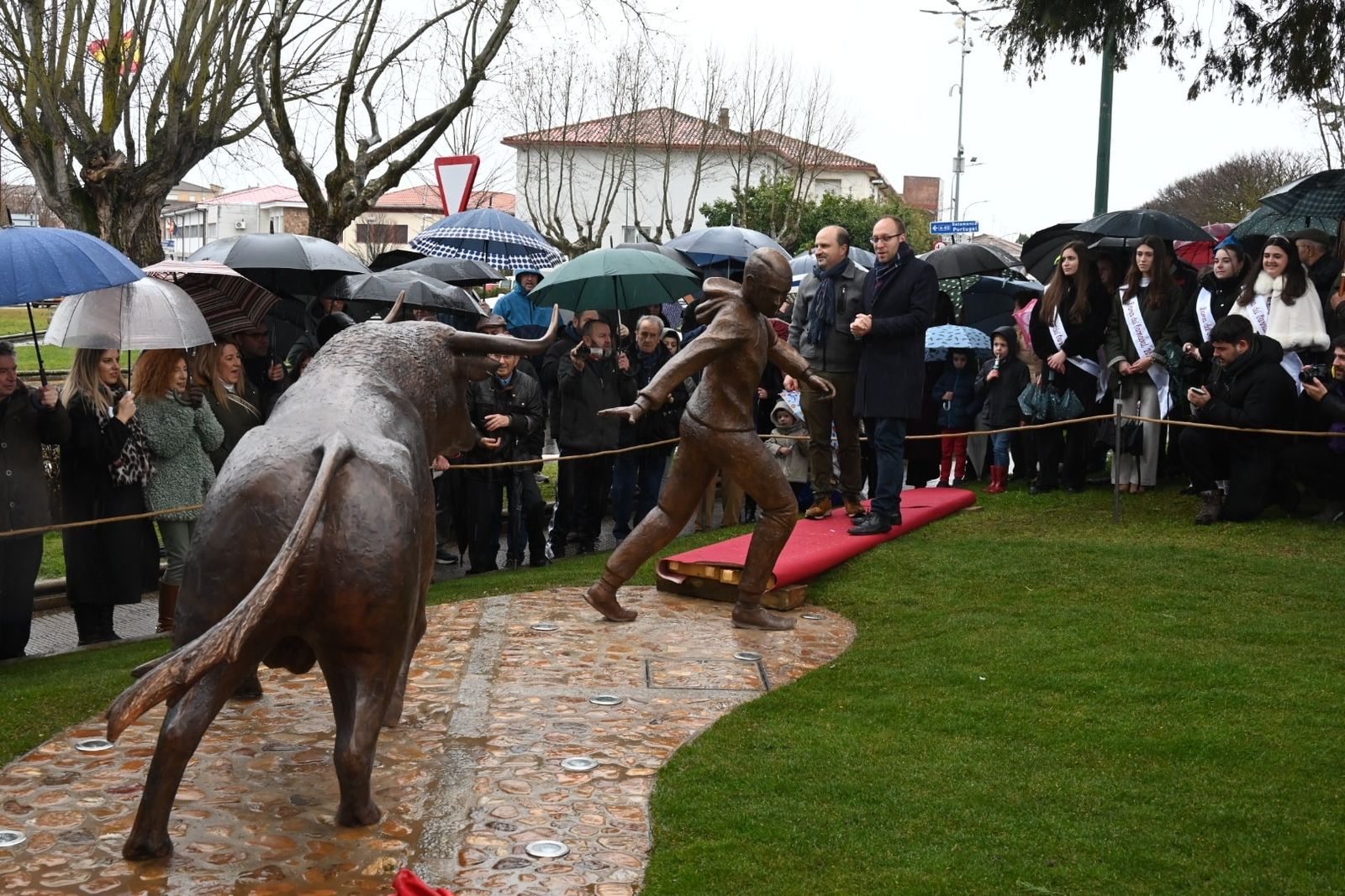 Ciudad Rodrigo descubre su monumento-escultura al Carnaval del Toro