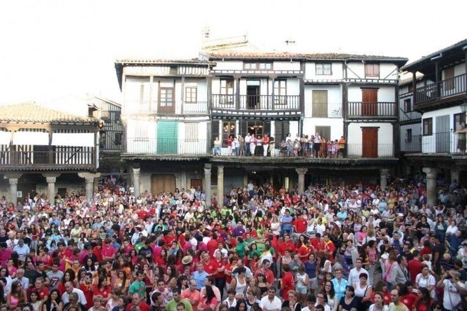 El párroco Policarpo Díaz expresa cariño y gratitud a una multitud de albercanos