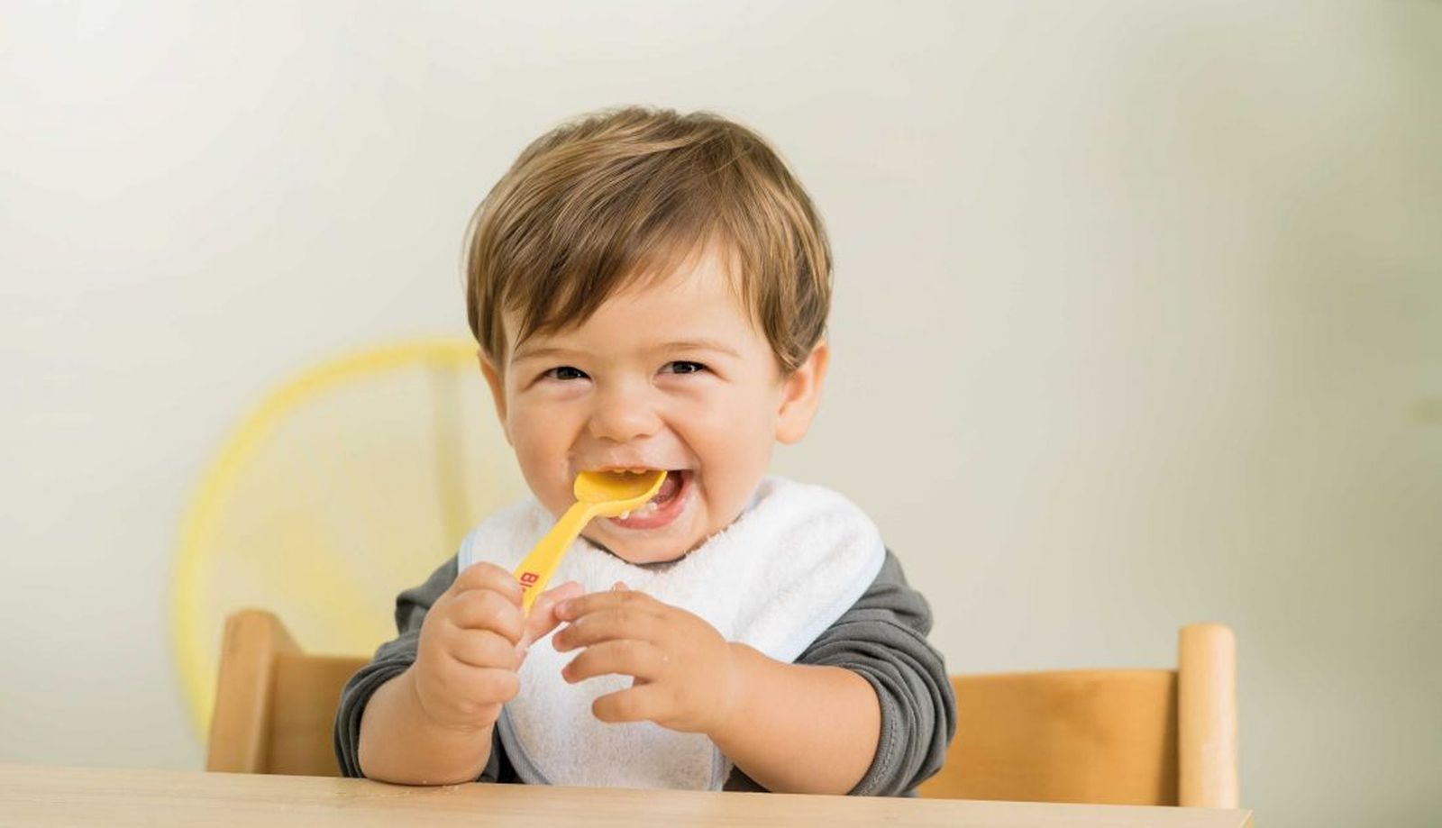 Bebé comiendo una papilla. Foto: Infosalus