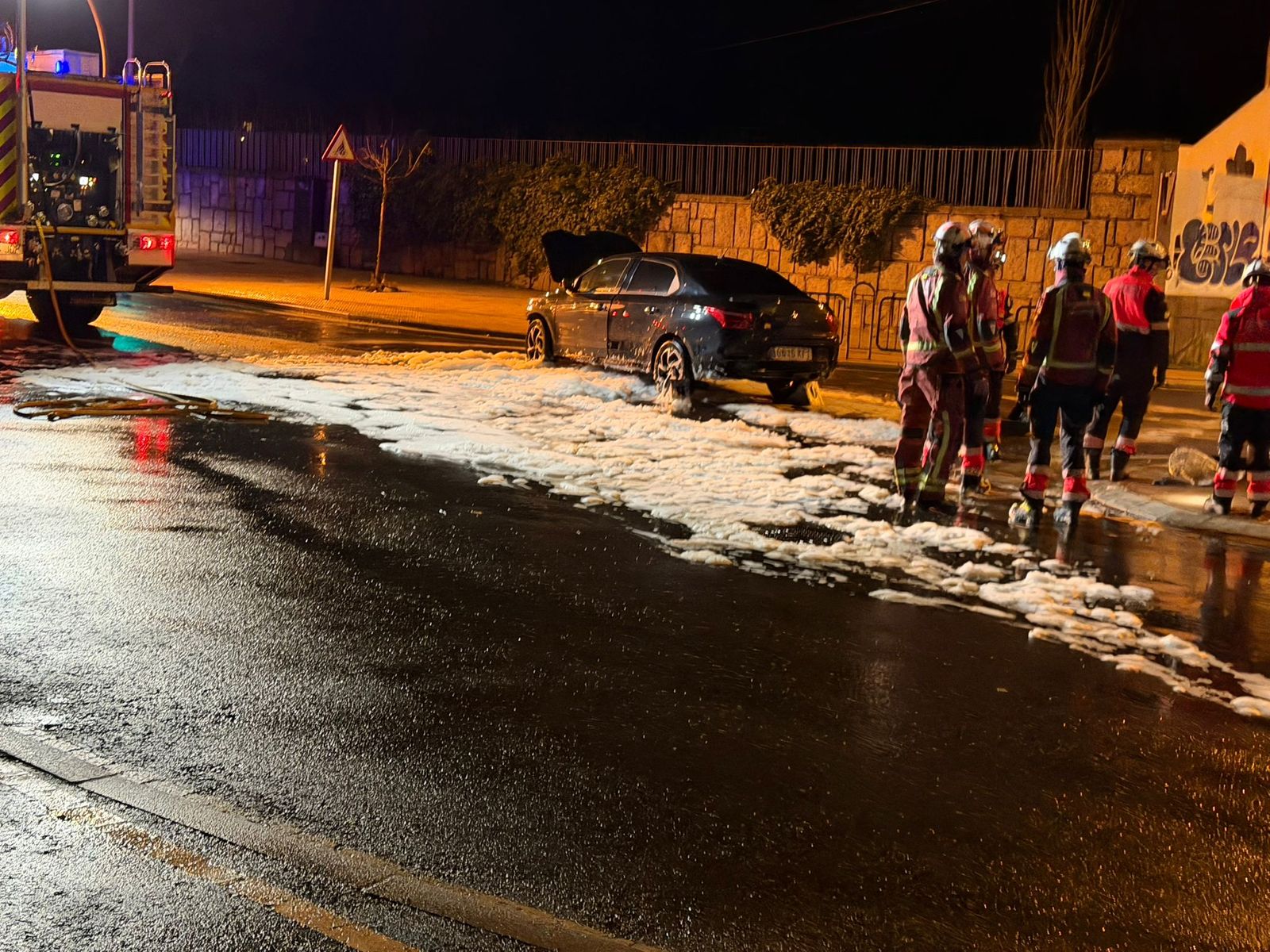 Un coche atraviesa una rotonda y acaba destrozado en la avenida de la Merced