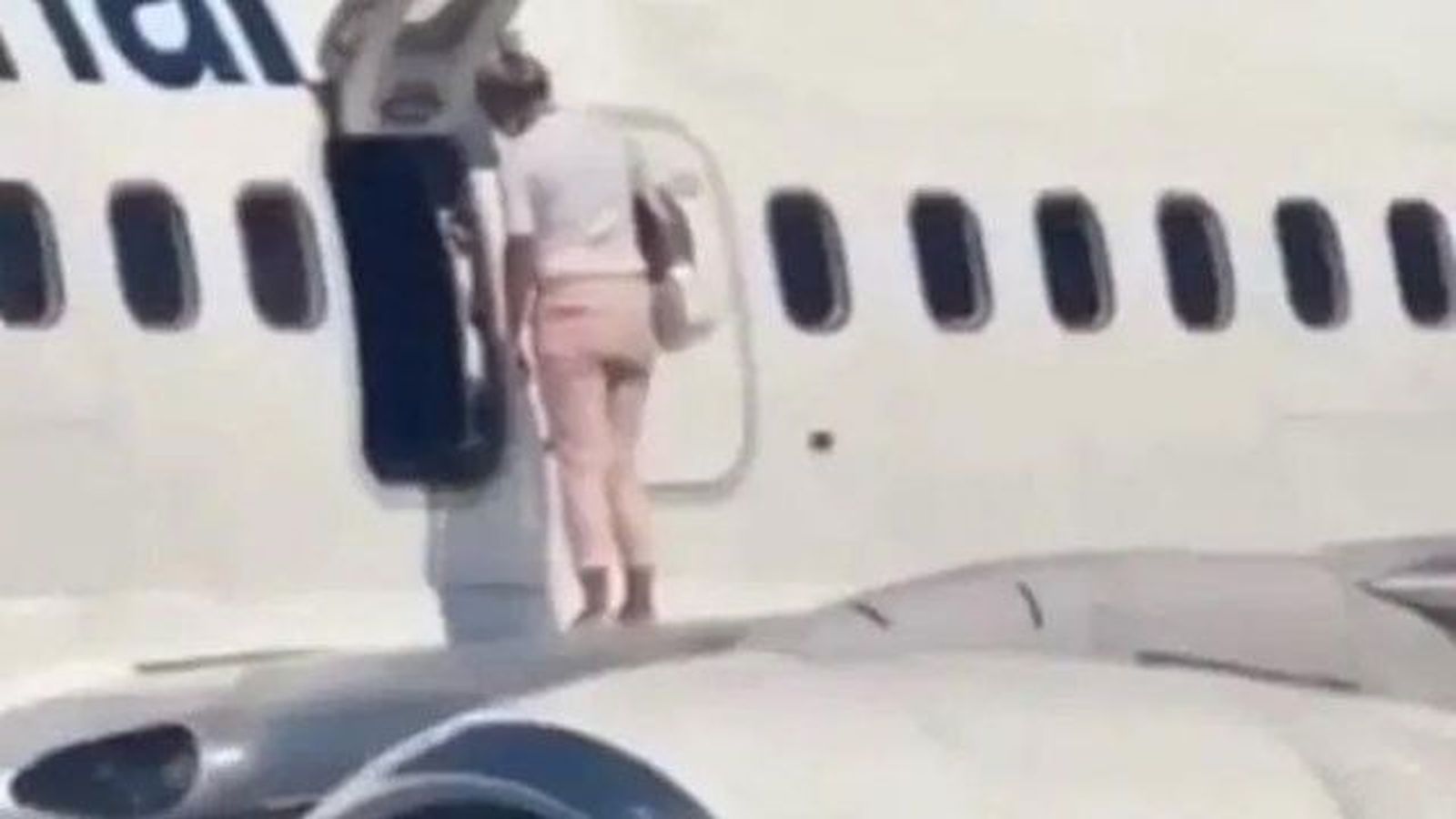Mujer fuera del avion