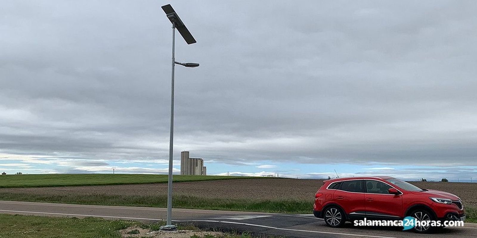 Peñaranda estrena sus dos primeras farolas de luz solar