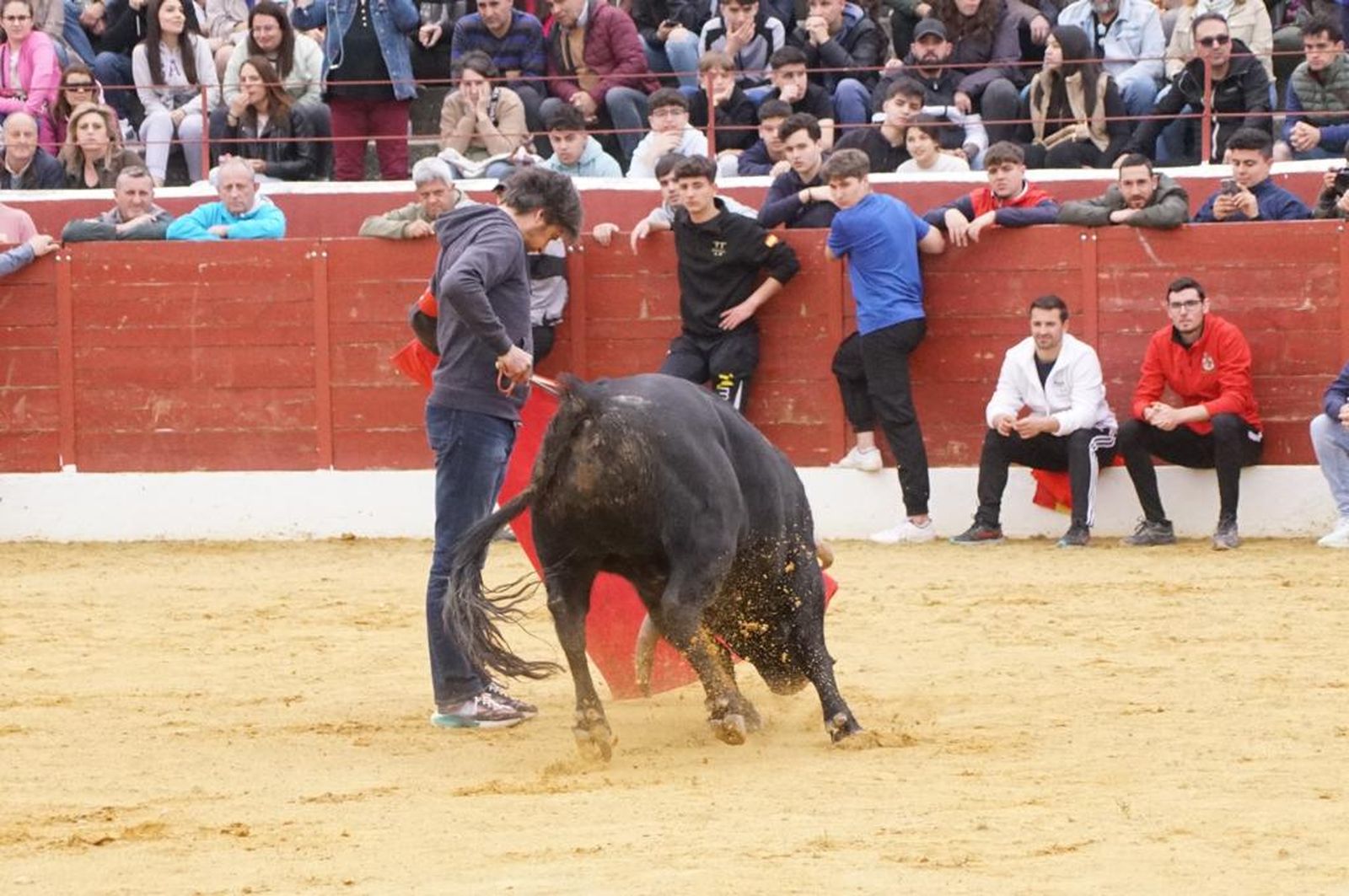 ambiente-y-participacion-durante-el-toro-del-voto-en-villoria-suelta-de-dos-toros-del-cajon-foto-juanes-69