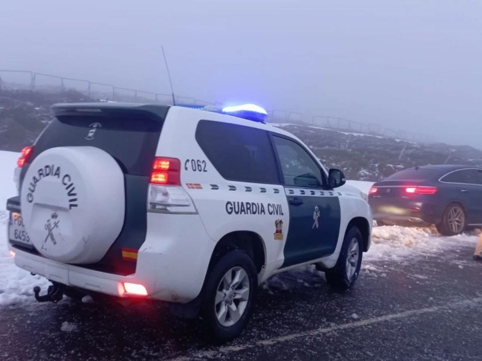 Rescatado un vehículo atrapado por la nieve en La Covatilla. GC de Salamanca