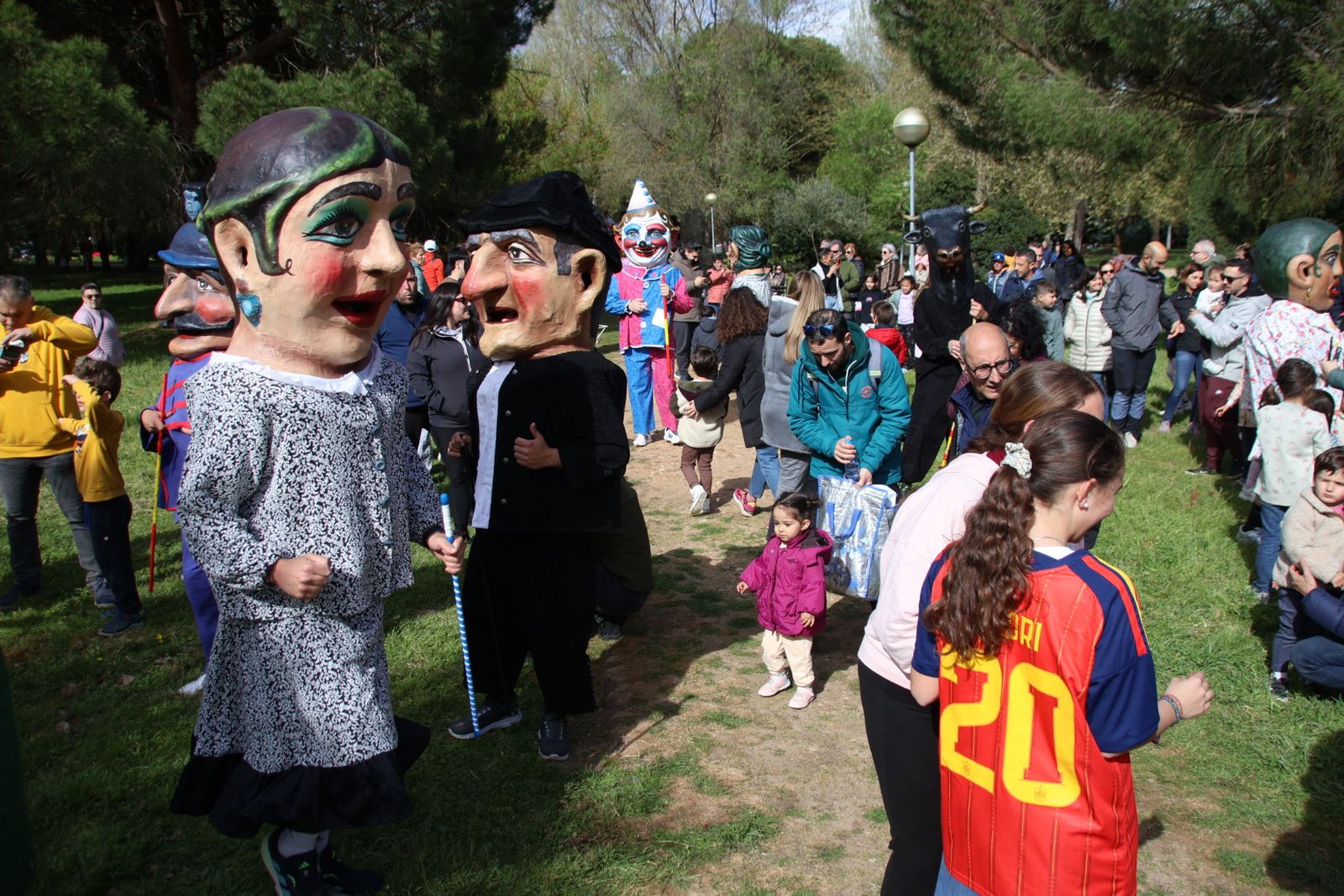 Los gigantes y cabezudos acompañados por la charanga ‘Queloque’s anima el parque de La Aldehuel
