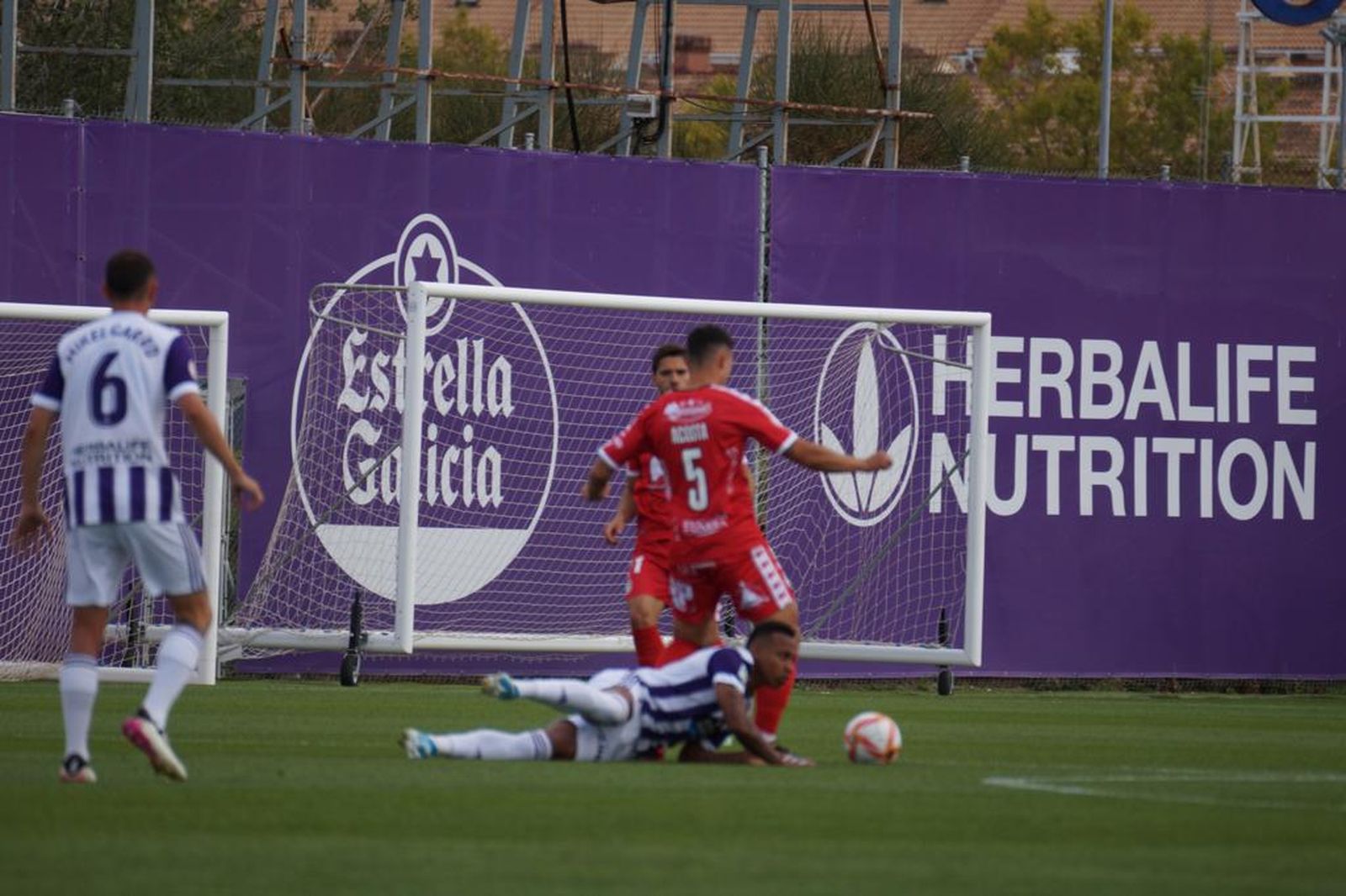 Acosta disputa un balón en el anexo al José Zorrilla / FOTO SALAMANCA24HORAS.COM