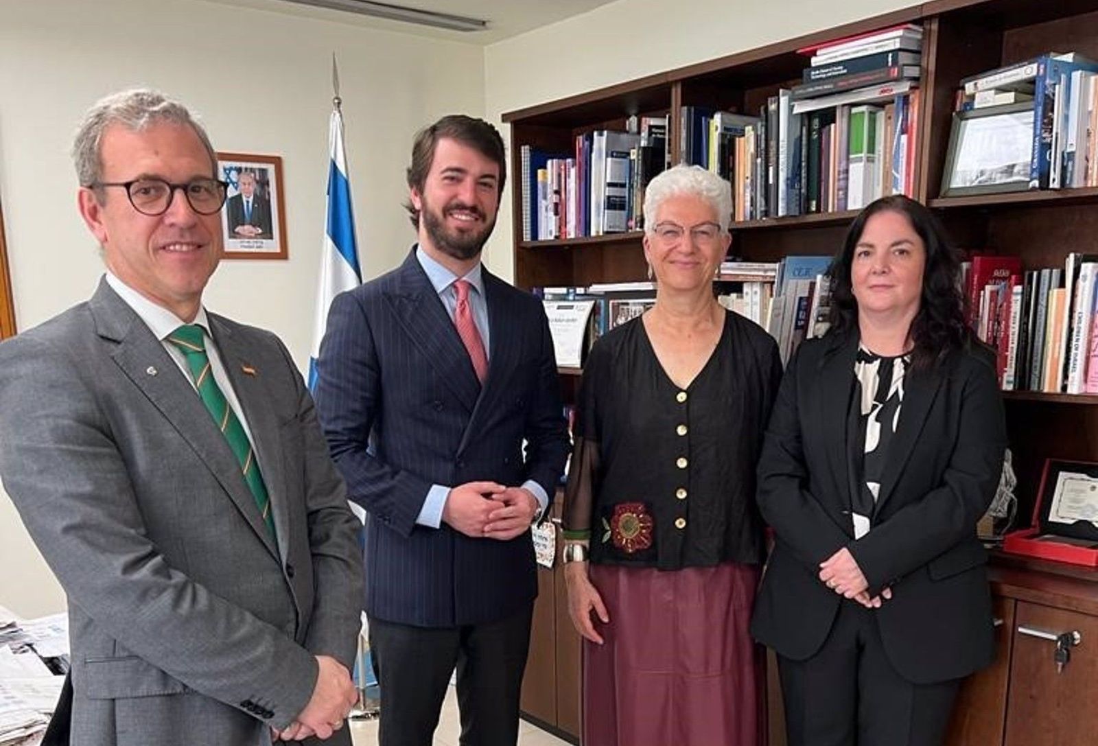 El vicepresidente de la Junta de Castilla y León, Juan García Gallardo, ha sido recibido esta mañana por la embajadora de Israel en España, Rodica Radian Gordon.   JCYL