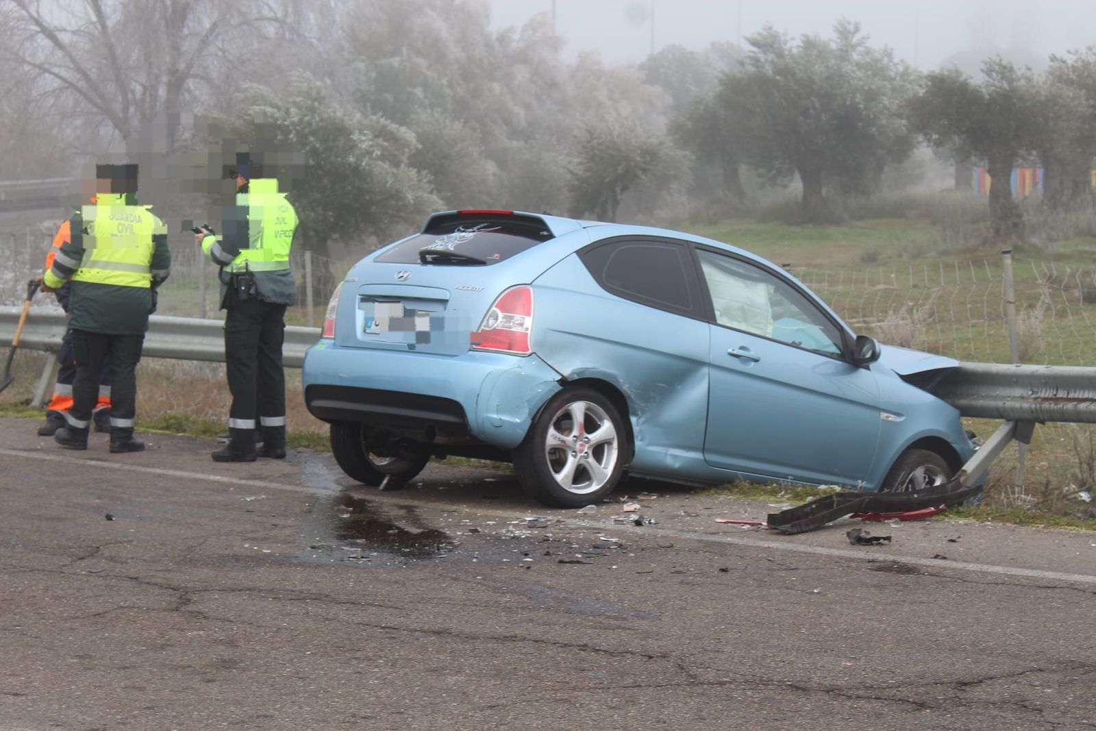 GALERÍA | Un coche se sale de la vía y se estrella contra el guardarraíl en la carretera de Alba de Tormes