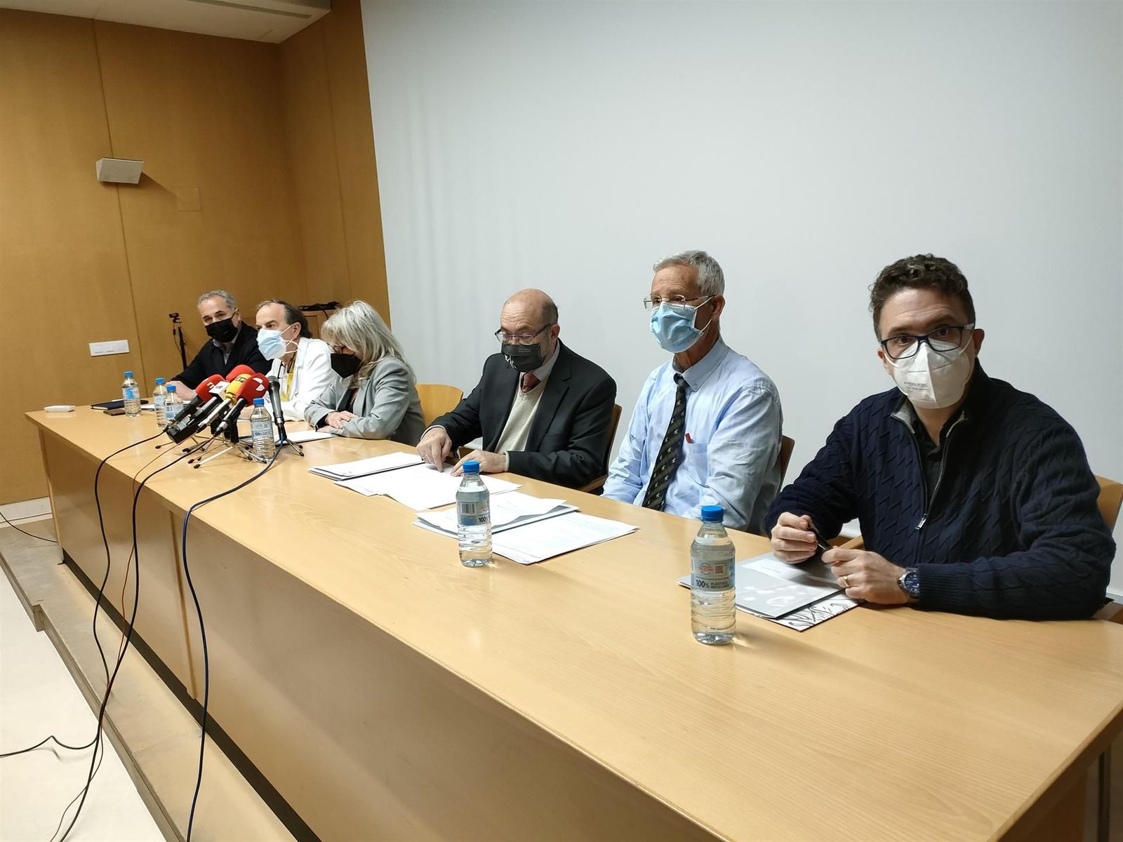 Los investigadores, de derecha a izquierda, Miguel Vicente, Eugenio Santos, David Díez, Julia Almeida y Marcos González y el presidente de AECC Salamanca, Ángel Losada.   EUROPA PRESS